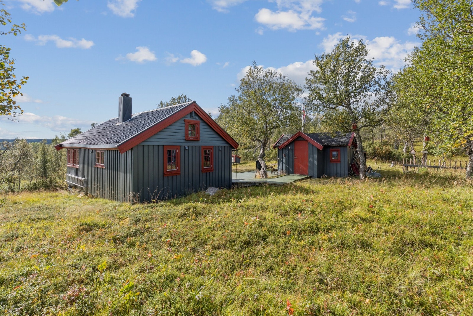 Fritidsboligen er på 40 kvm med hems, to soverom og totalt 6+ sengeplasser. Galleribilde