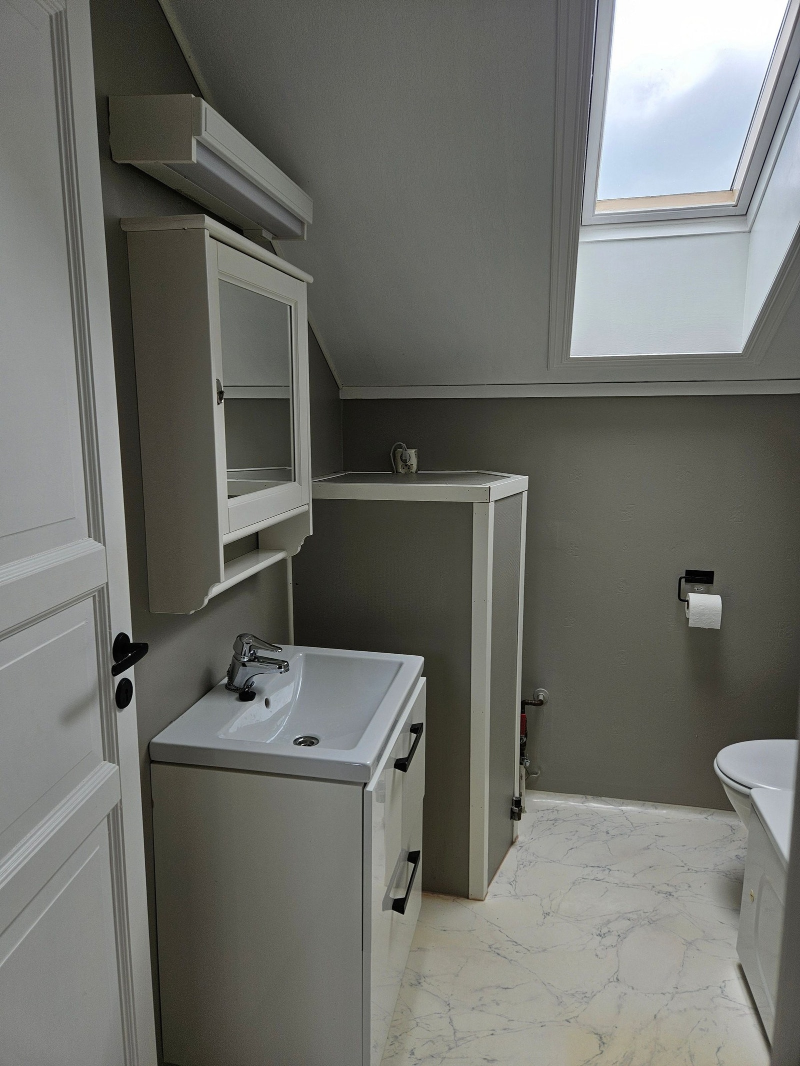 Bad med badekar, loftetg. Galleribilde