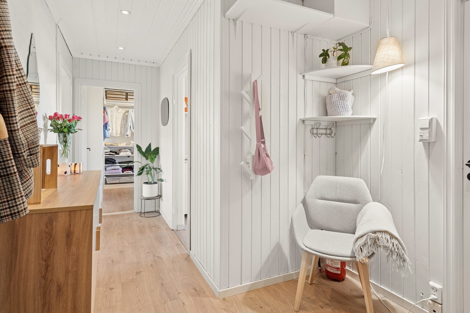 Entreén er lys med laminat på gulvet, malte plater på veggene og spotter i taket. Det er god plass til både oppheng av jakker og sko Galleribilde