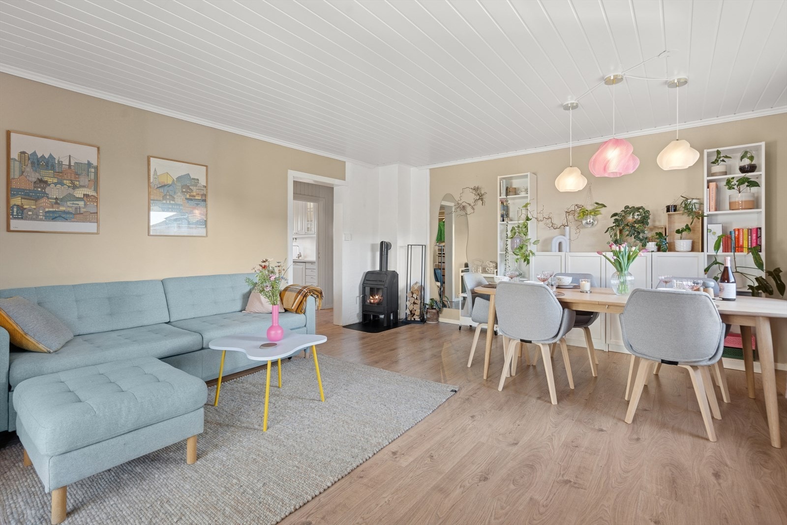 Stuen er romslig og har plass til både spisestue og sofagruppe Galleribilde