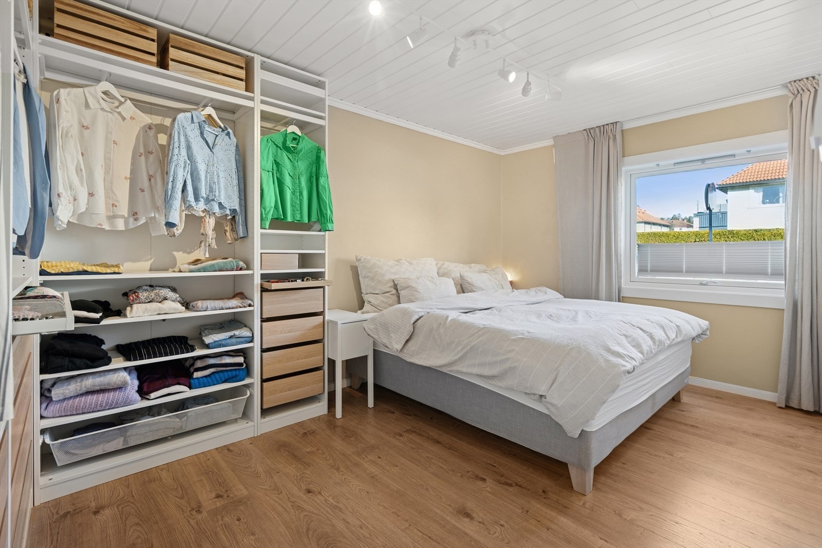 Soverommet er av god størrelse og har god plass til både garderobe og dobbeltseng Galleribilde