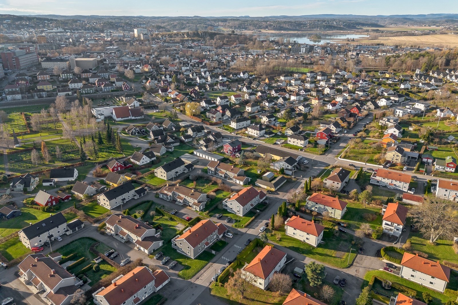 Det er gangavstand til alt du måtte trenge, ellers er det parkering på oppmerkedeplasser Galleribilde