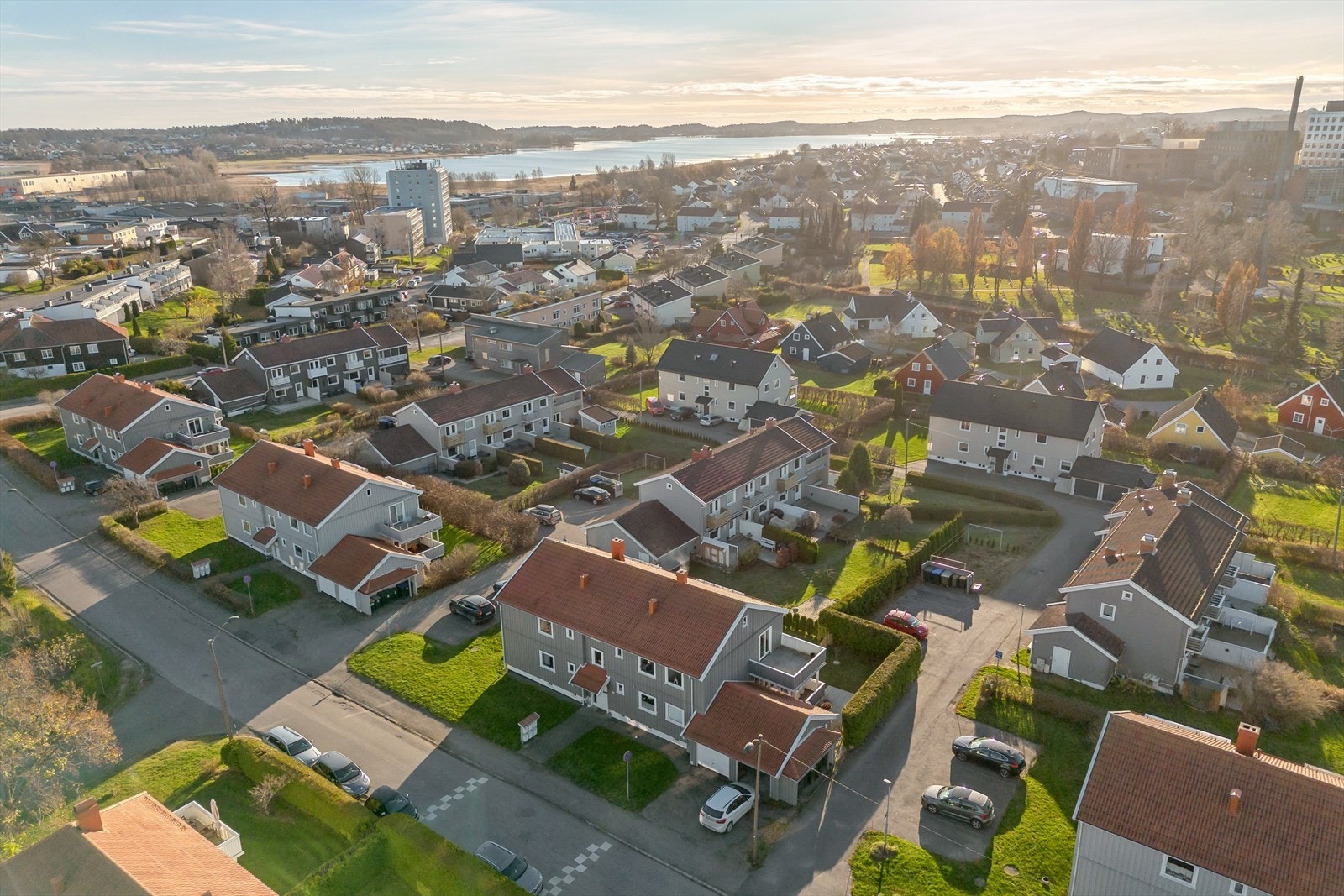 Leiligheten ligger flott til på Solvang med kort avstand til butikker, skole, kollektiv og sentrum Galleribilde