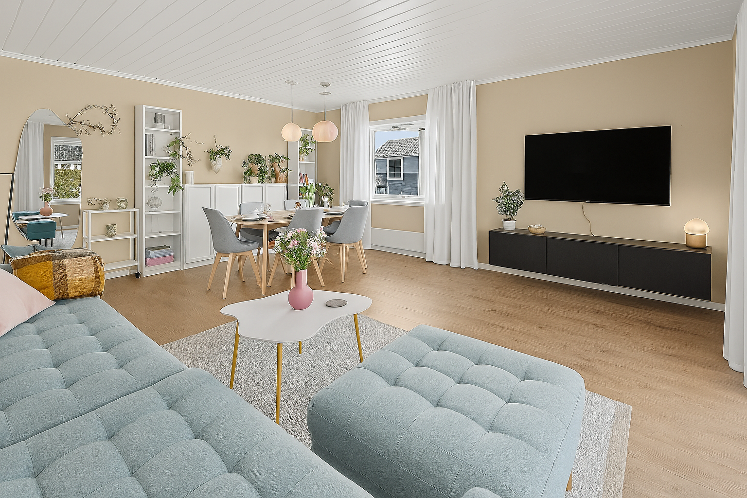 Den gjennomgående lyseliligheten har laminat på gulvet og ellers malte overfalater enten panel eller tapet. (digitalt redigert) Galleribilde