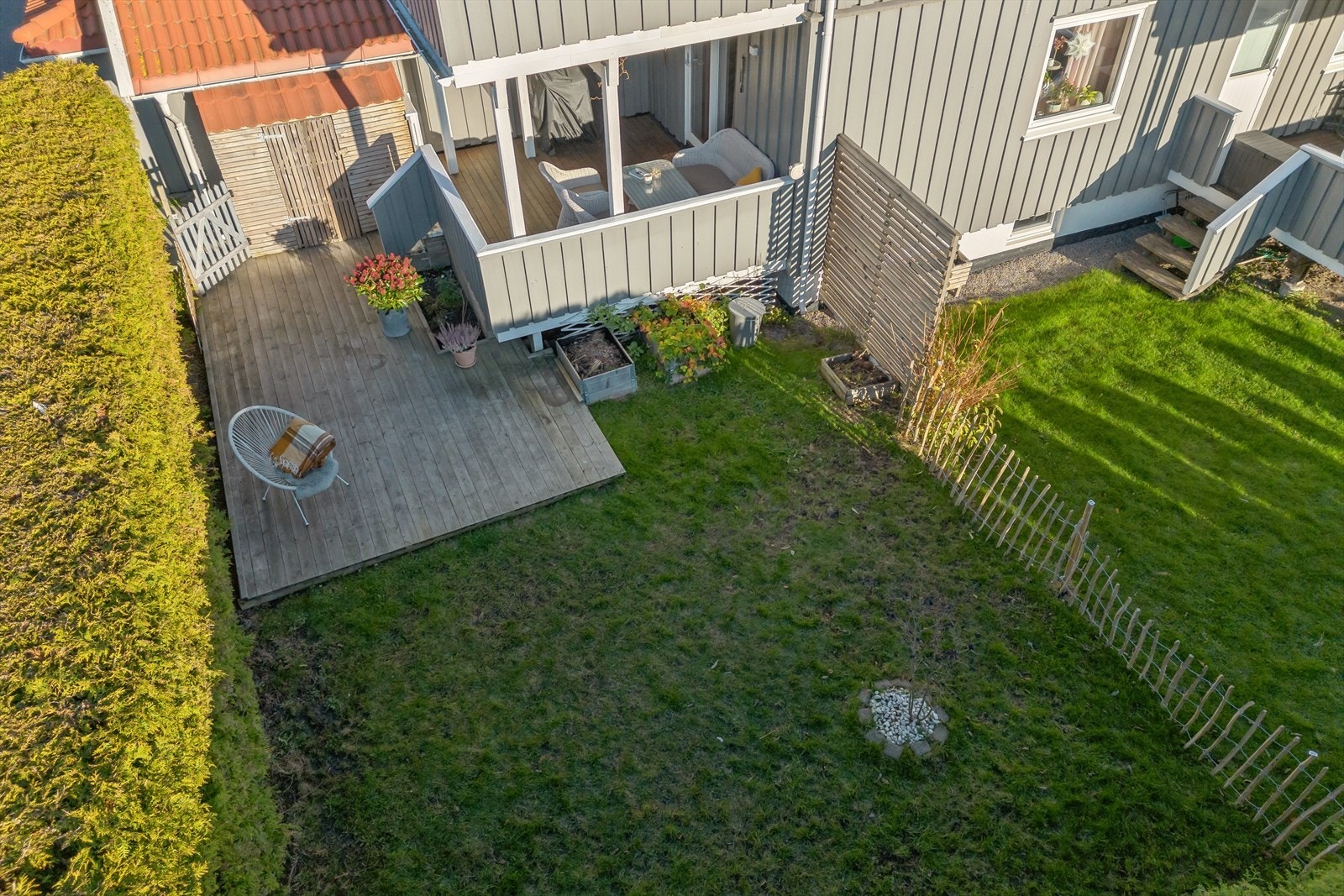 Eier har disponert terrasse og dette uteområdet Galleribilde