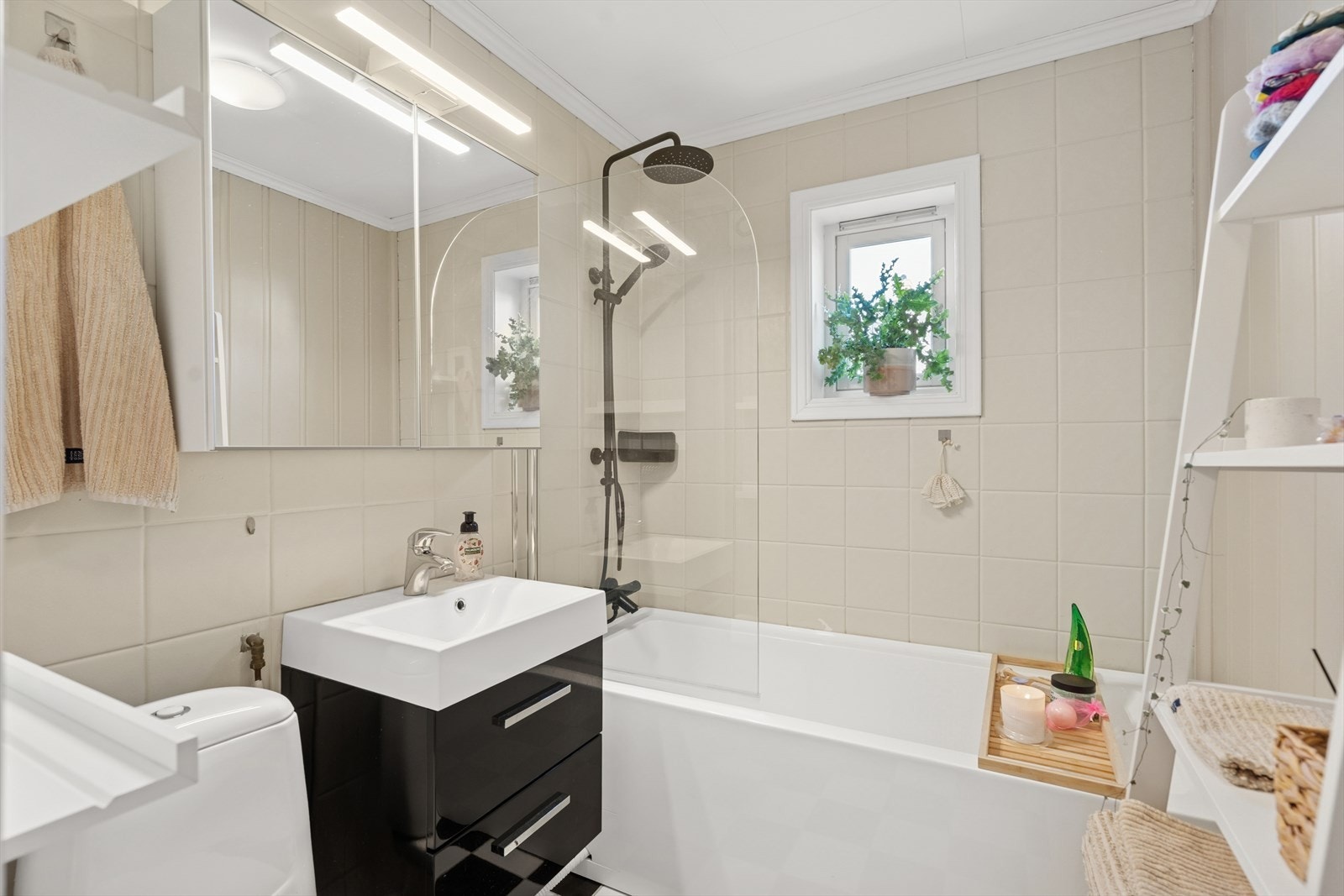 Badet med fliser på gulvet og på veggene Galleribilde