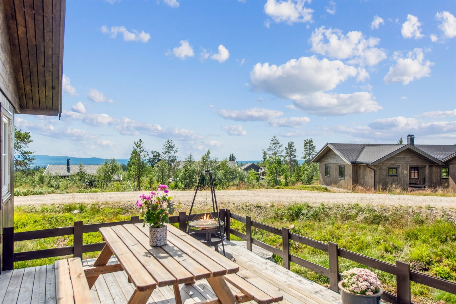 Romslig og solrik terrasse på 17 kvm med fin utsikt over omegn. Galleribilde