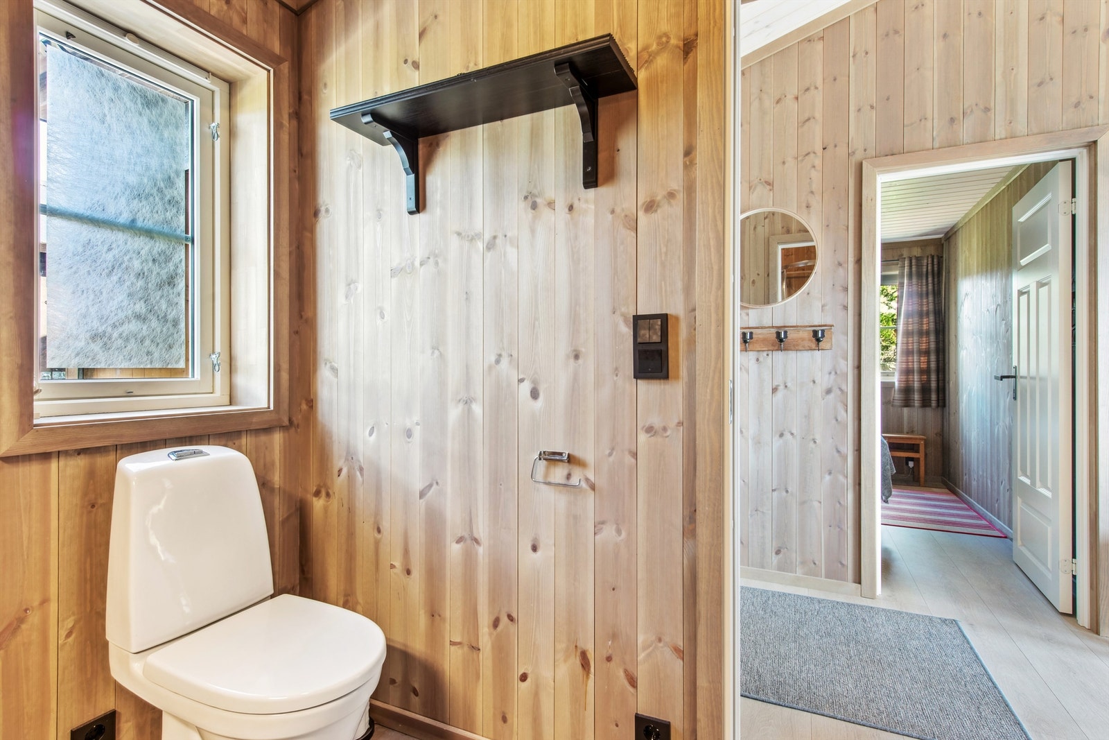 Privat avløp med septiktank av glassfiber, samt gråvannstank. Gass varmtvannstank med utvendig skap for gassbeholdere. Det er videre installert kombinert vannpumpe og trykktank. Galleribilde