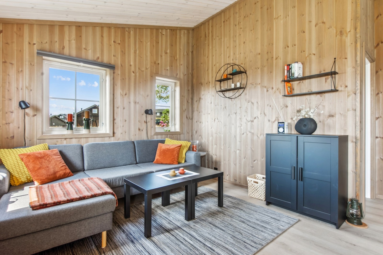 Stuen inviterer til avslapning med fleksibel møblering og delikate materialvalg. Galleribilde