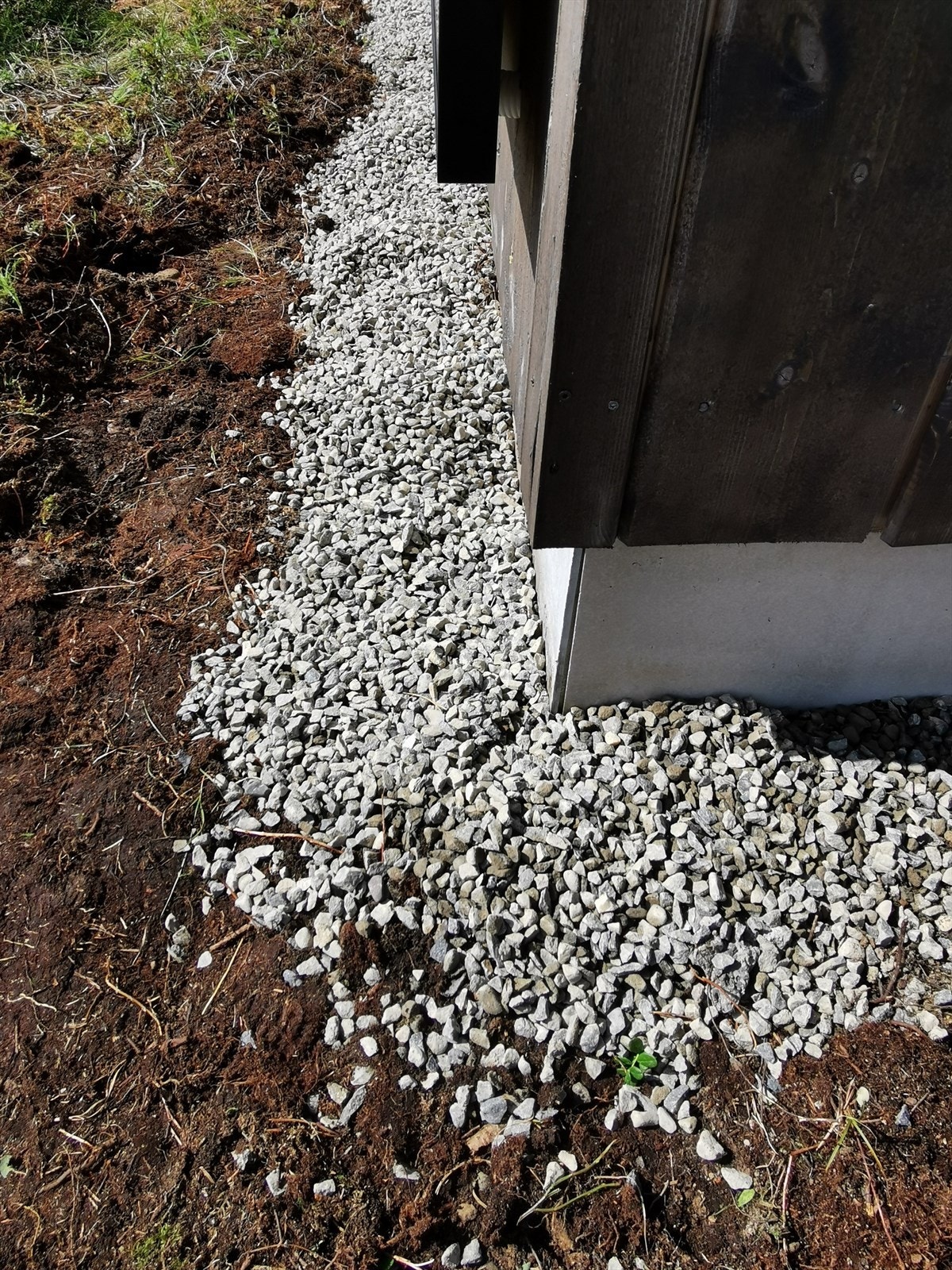 Vegetasjon inntil ringmur er fjernet, terrengjusteringer er gjort, terrenget er jevnet ut og singel er tilkjørt. Utført nylig etter takstmannens befaring og kommentar i tilstandsrapport. Galleribilde