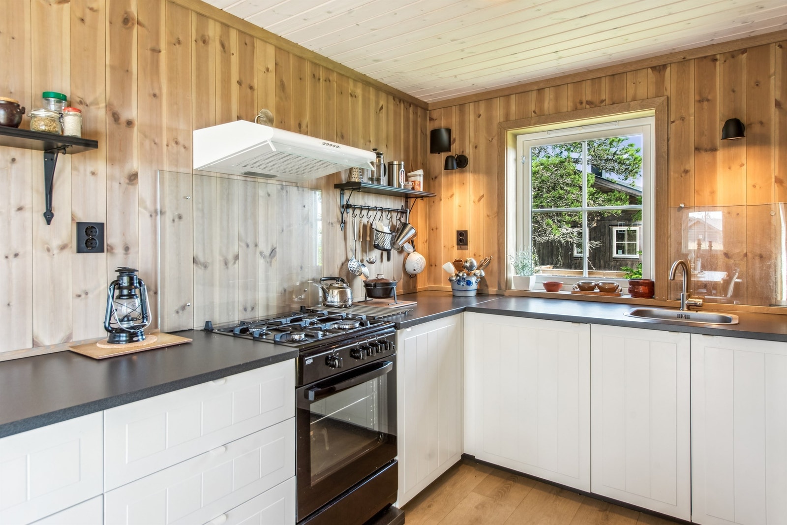 Kjøkkenet har en IKEA-innredning med profilerte fronter og laminerte benkeplater. Enkel kum med avløp til spredegrøft. Galleribilde