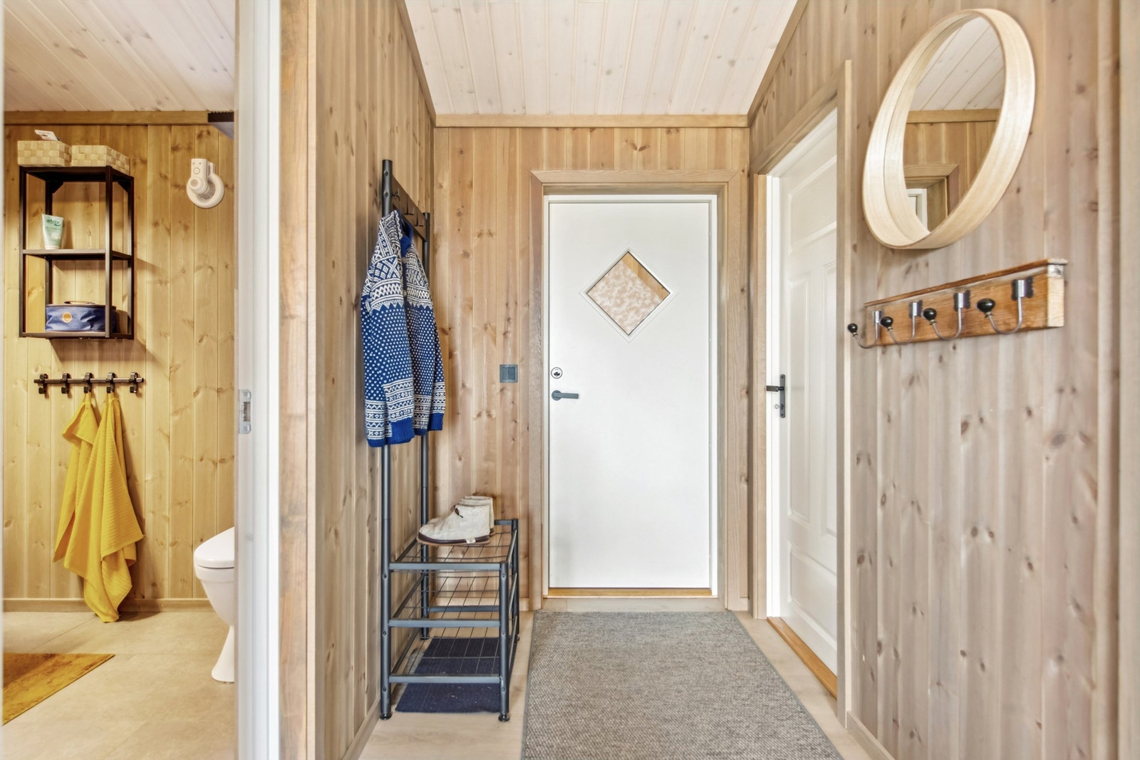 Du ønskes velkommen via et overbygd inngangsparti fra 2024 som gir en lun ankomst. Fra entréen er det adkomst til bod/teknisk rom. Galleribilde