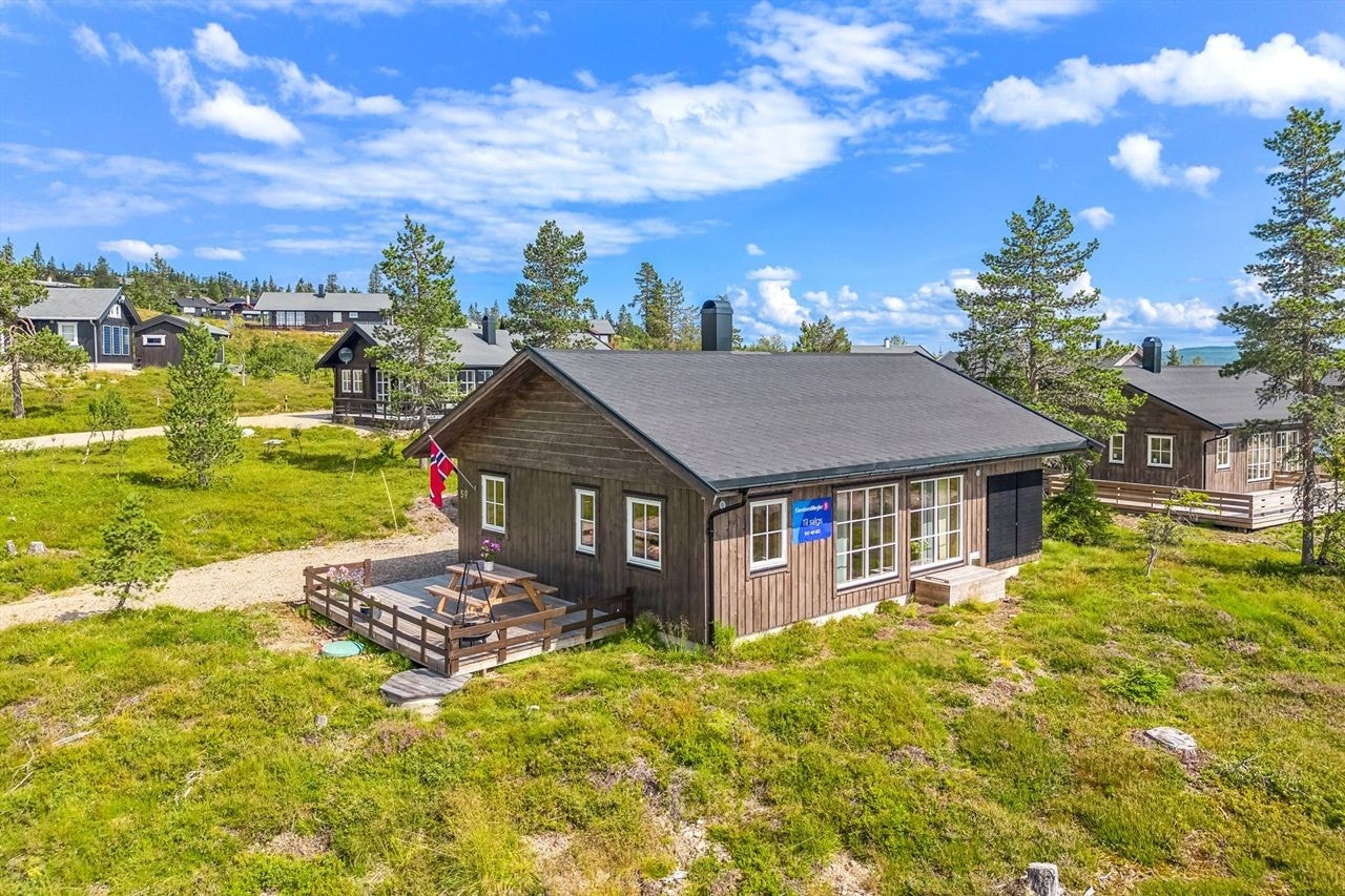 Hytta er velholdt og ligger i naturskjønne omgivelser med flott turterreng i umiddelbar nærhet. Galleribilde