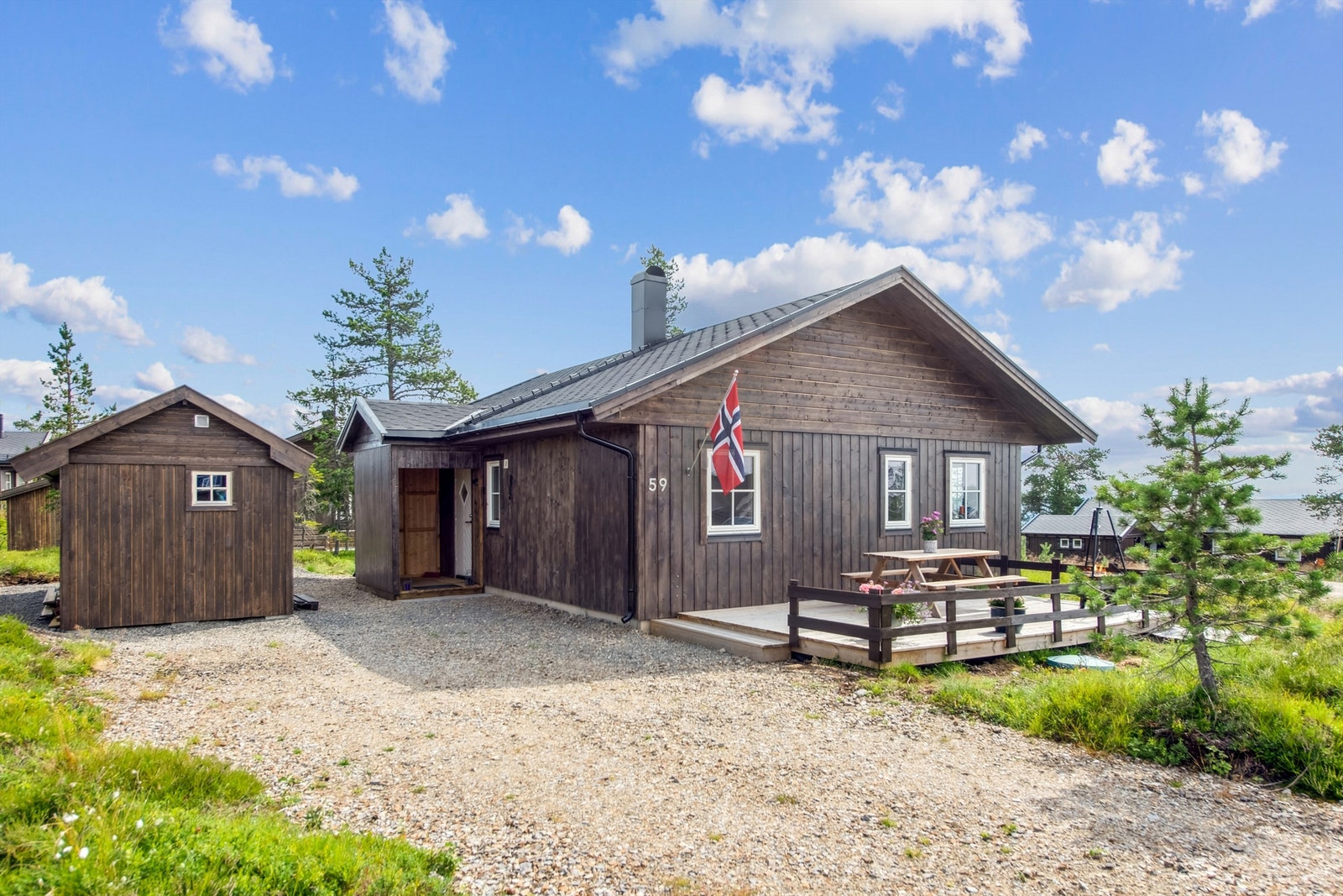 Bilvei helt frem med god plass til flere biler på egen gårdsplass. Solrik terrasse med fin utsikt samt frittstående bod på 14 kvm. Galleribilde