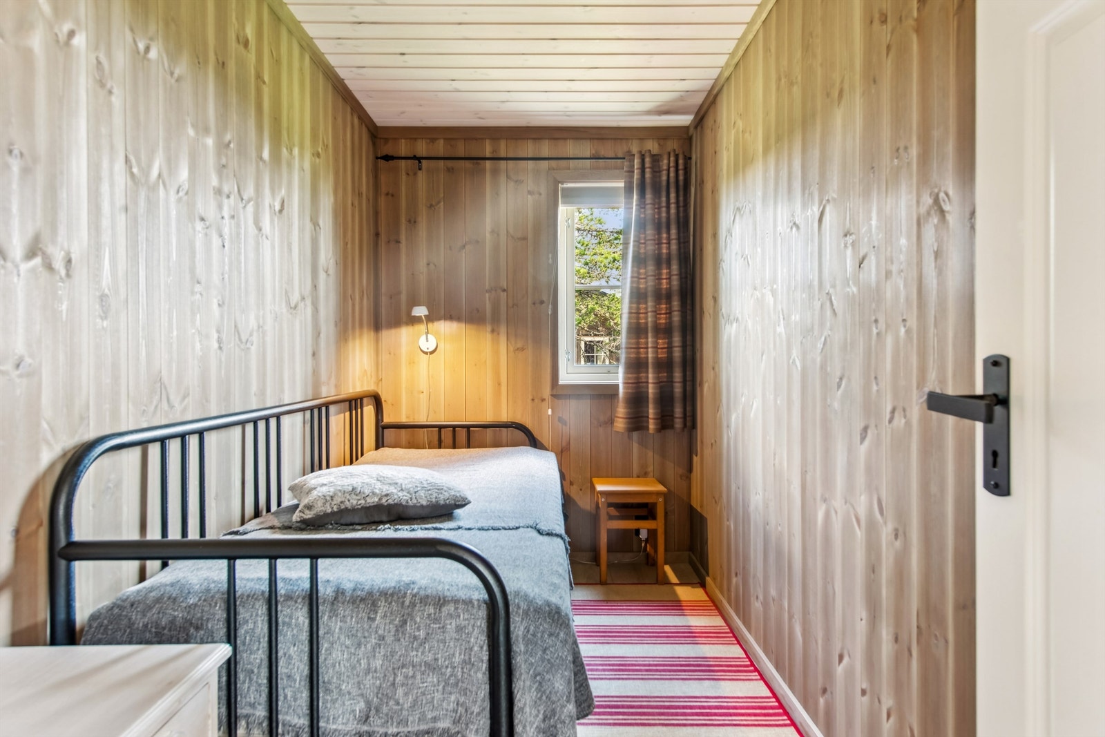 Soverom 2. Sengen kan trekkes ut slik at du får en soveplass til. Galleribilde