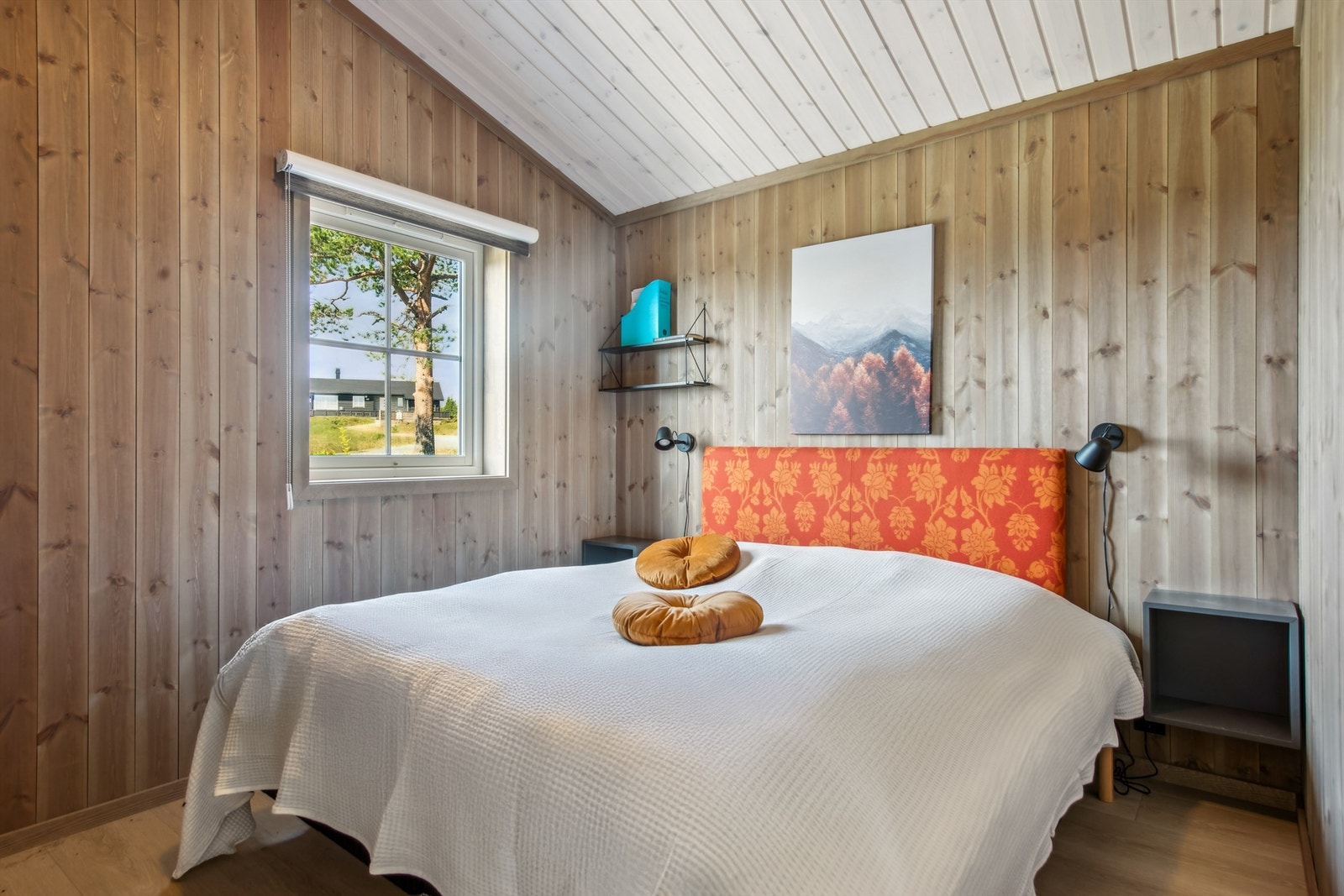 Hytta består av tre gode soverom hvor alle har plass til kommode el. Hovedsoverommet er innredet med dobbeltseng og garderobeskap. Galleribilde