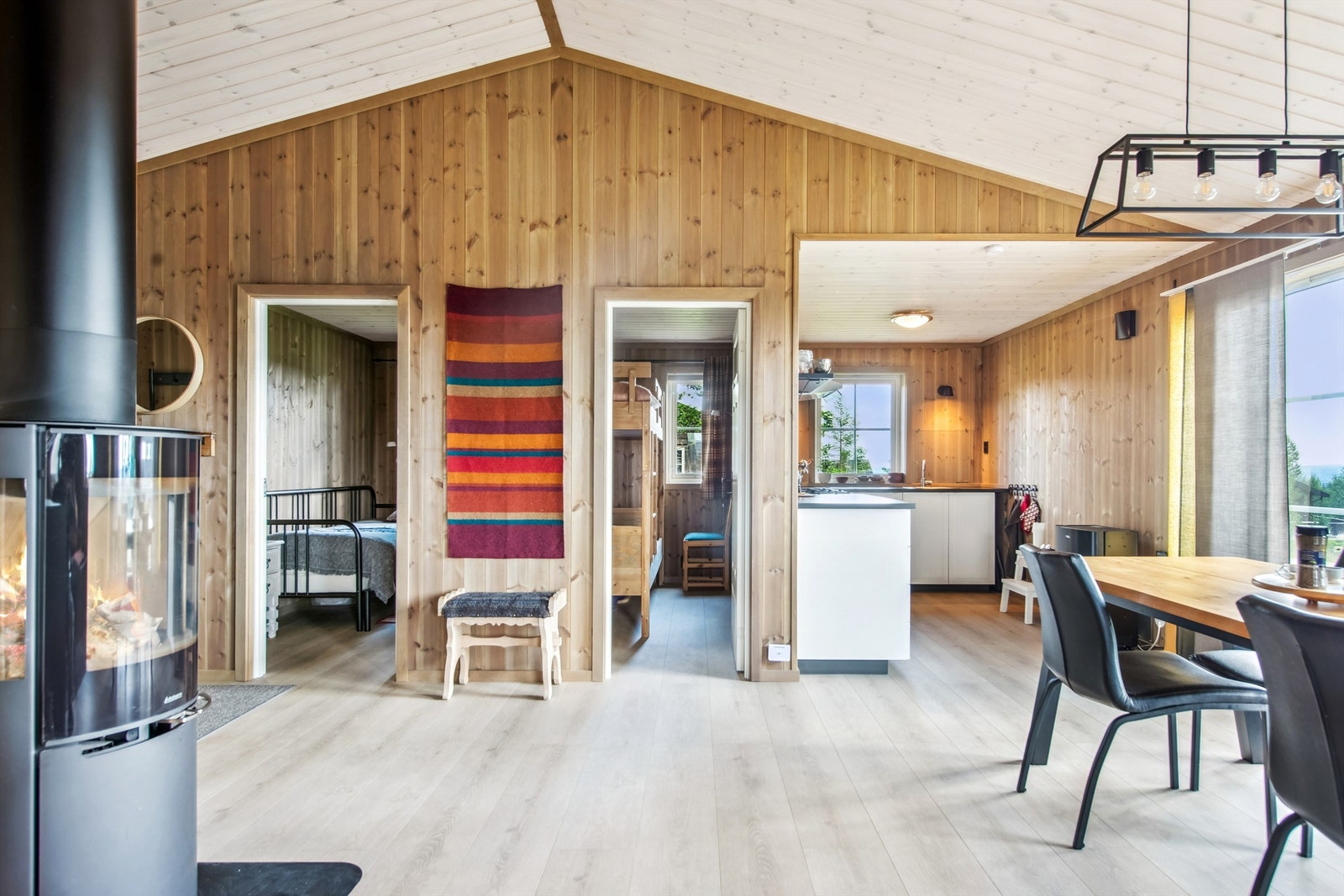 Smart planløsning gir direkte tilgang til kjøkken og 3 soverom fra stuen. Galleribilde