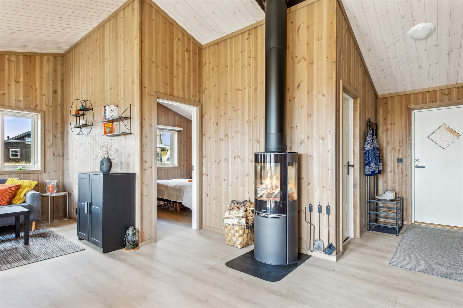 Rommet varmes opp av en Aduro vedovn med gnistsikring av metallplate, samt en Wallas parafinovn med ring-hytta-varm funksjon. I tillegg medfølger frittstående gassovn. Galleribilde