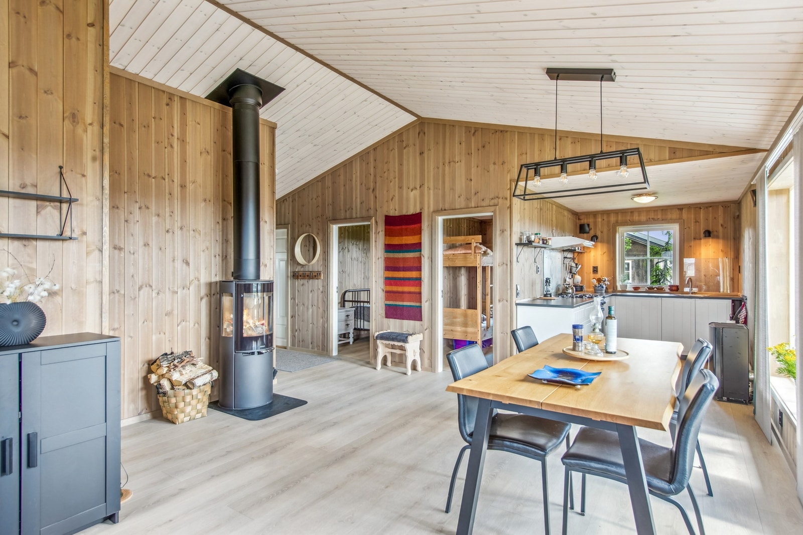 Hyttas sentrale samlingspunkt er en åpen løsning med stue og kjøkken. Galleribilde