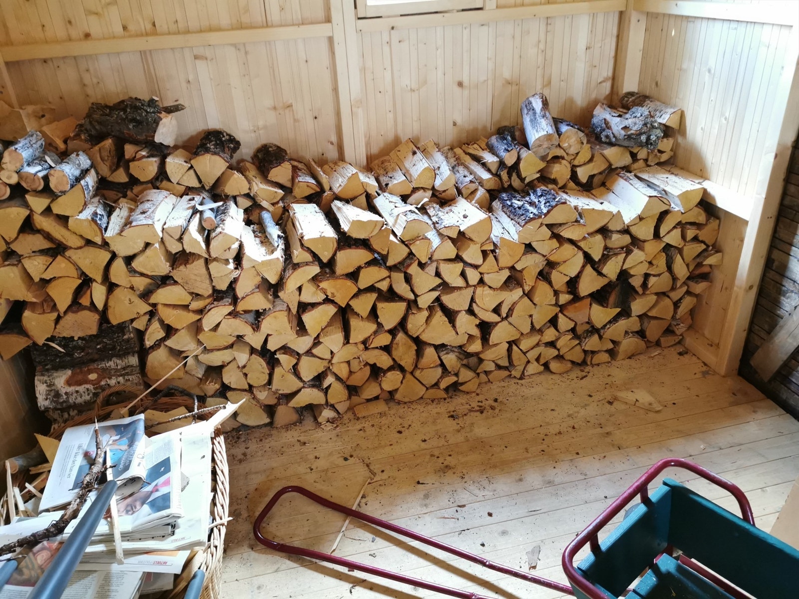 I uteboden ligger fyringsklar ved som medfølger (privat bilde). Galleribilde