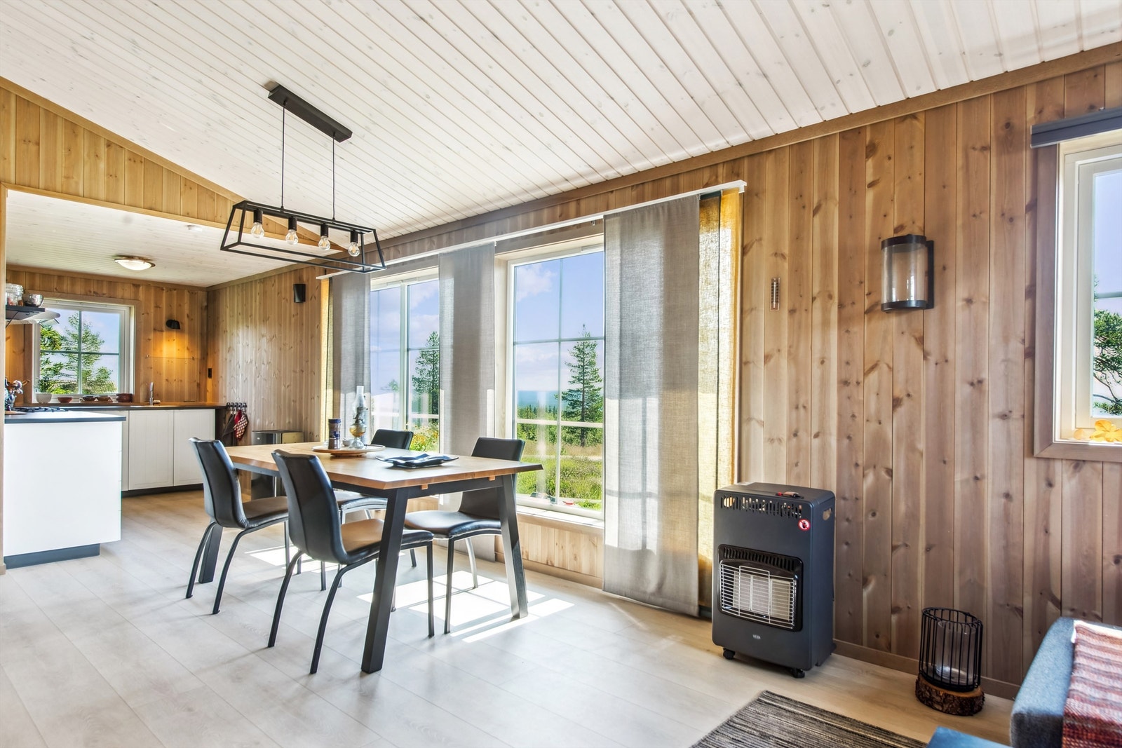 Spisestue med store vindusflater gir en luftig og sosial sone ved kjøkkenet samt flott utsikt. Galleribilde