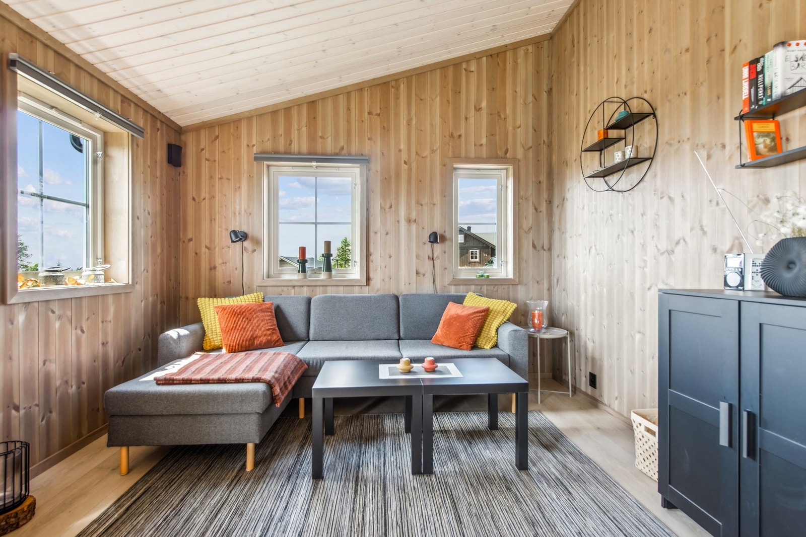 Koselig stuekrok med god plass til sittegruppe. Galleribilde