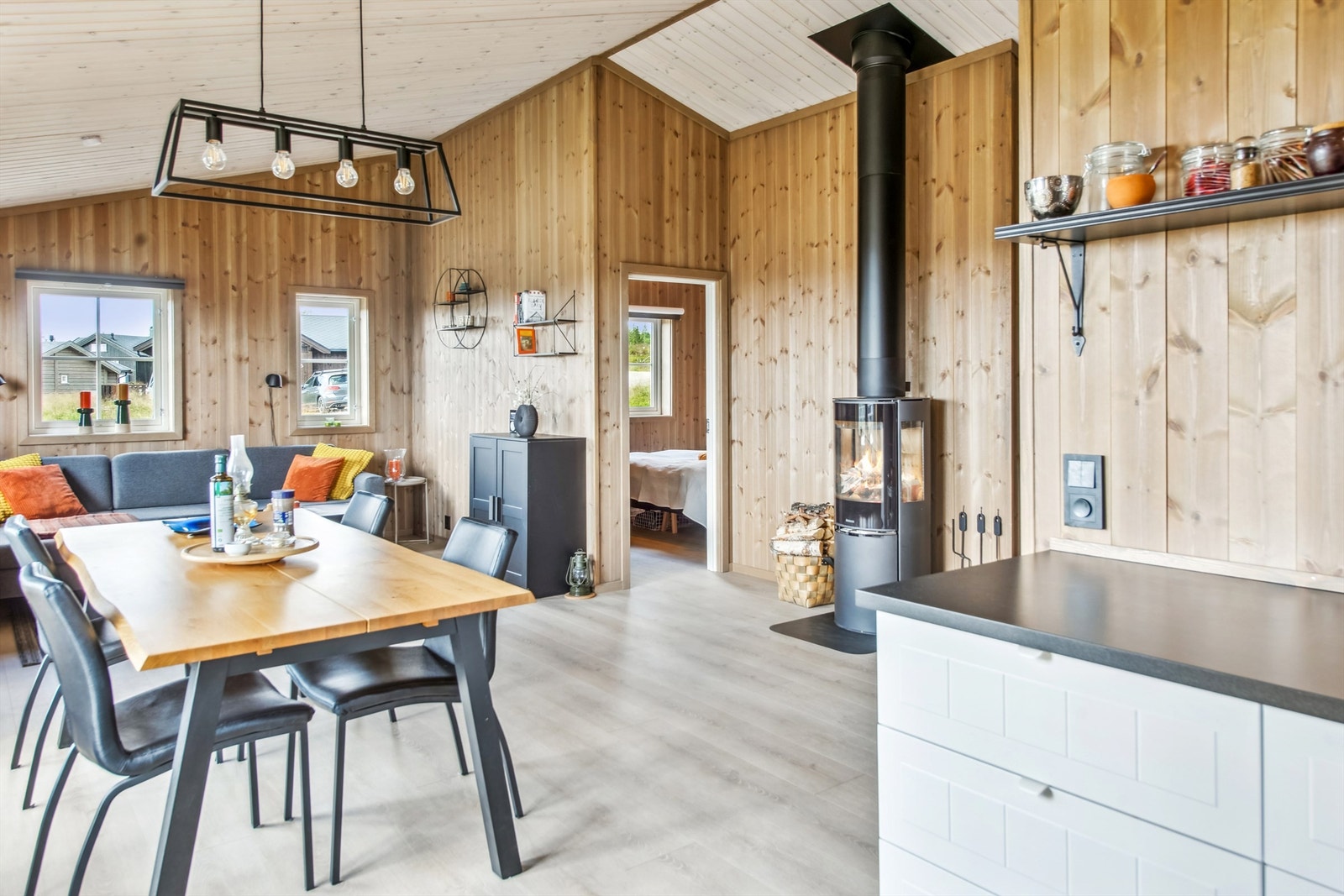 Stuen har delikate overflater med laminat gulv og vegger med behandlet panel. Galleribilde