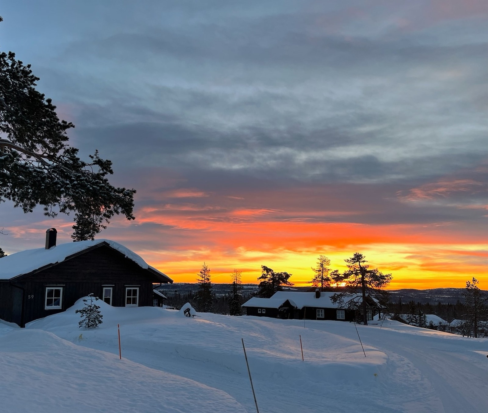 Hytta i flott vinterlandskap med mulighet for å opplece flotte solnedganger og nordlys (privat bilde) Galleribilde