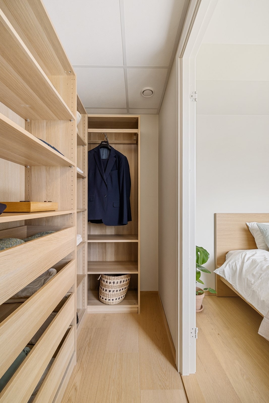 Flott "walk-in" closet med god plass til oppbevaring i praktisk garderobeløsning Galleribilde