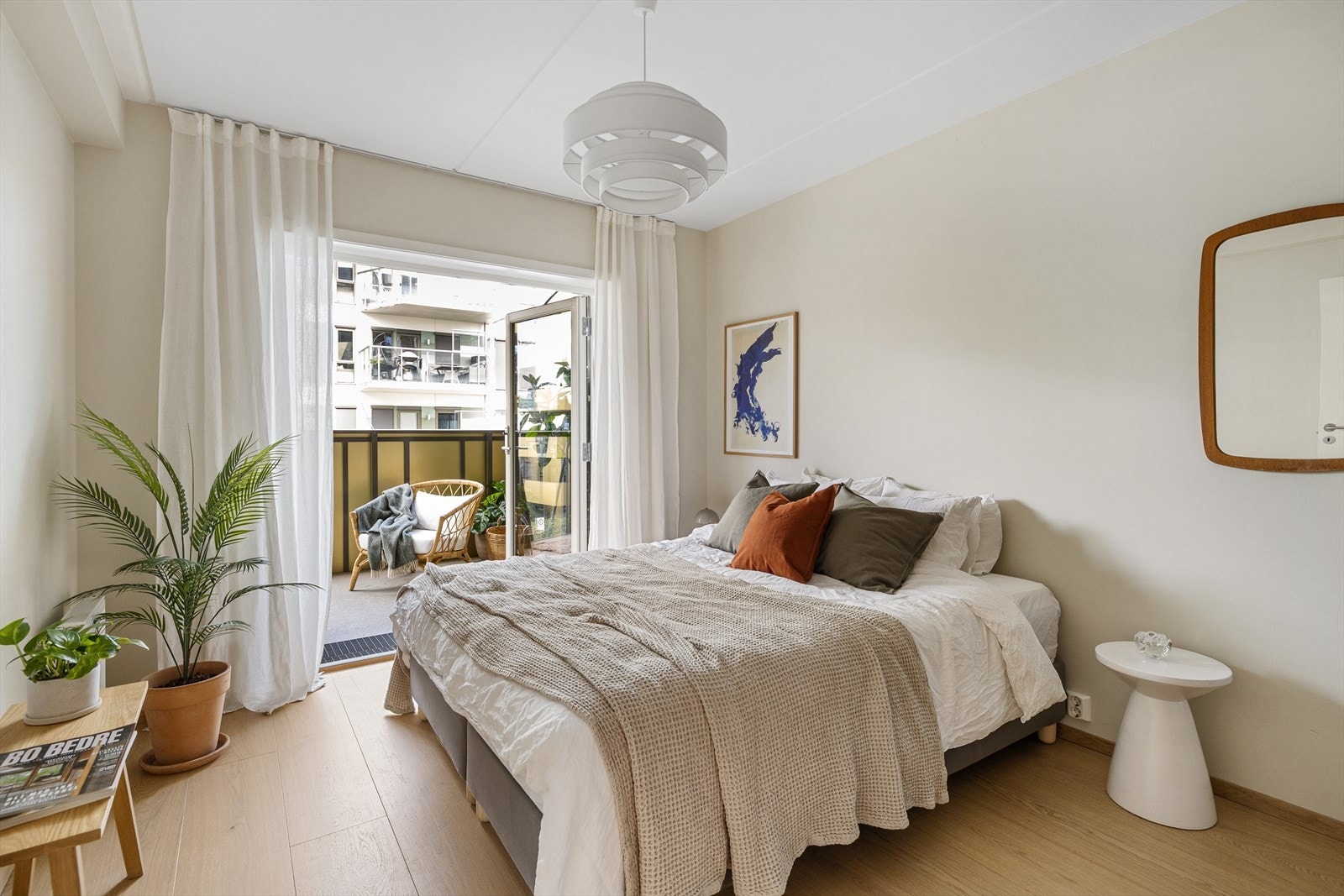 Stort og innbydende hovedsoverom med plass til dobbeltseng, garderobeskap og tilhørende møbler Galleribilde