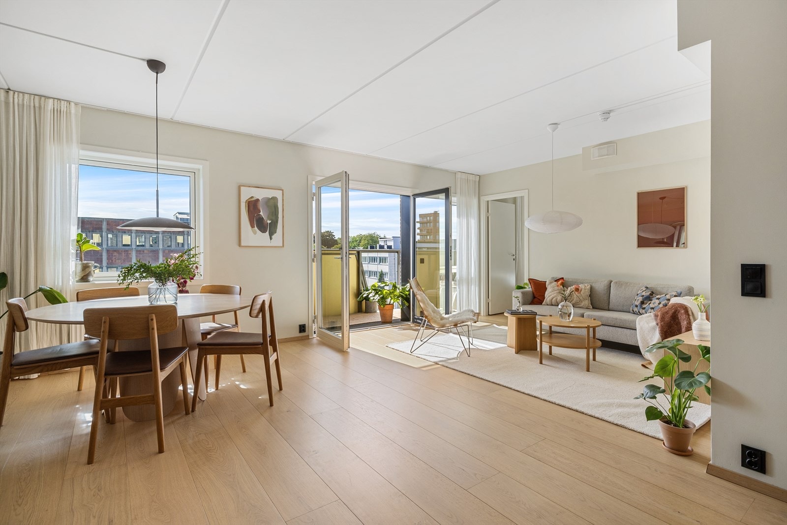 Med god takhøyde og store vindusflater får rommet gode lysforhold og en luftig planløsning Galleribilde