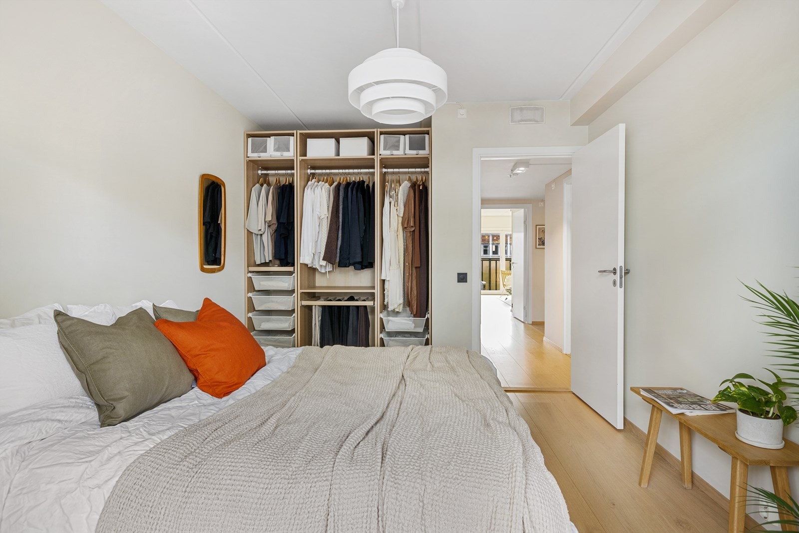 Godt med garderobeplass i åpen løsning med mulighet for kommode langs vegg Galleribilde