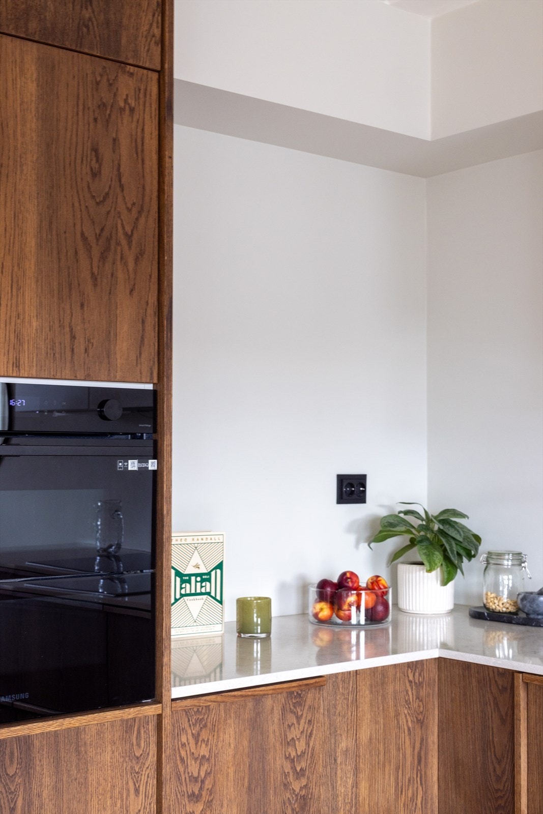 Kjøkkenet er velutstyrt med integrerte hvitevarer (2023) som stekeovn, platetopp, oppvaskmaskin og kjøl/fryseskap Galleribilde