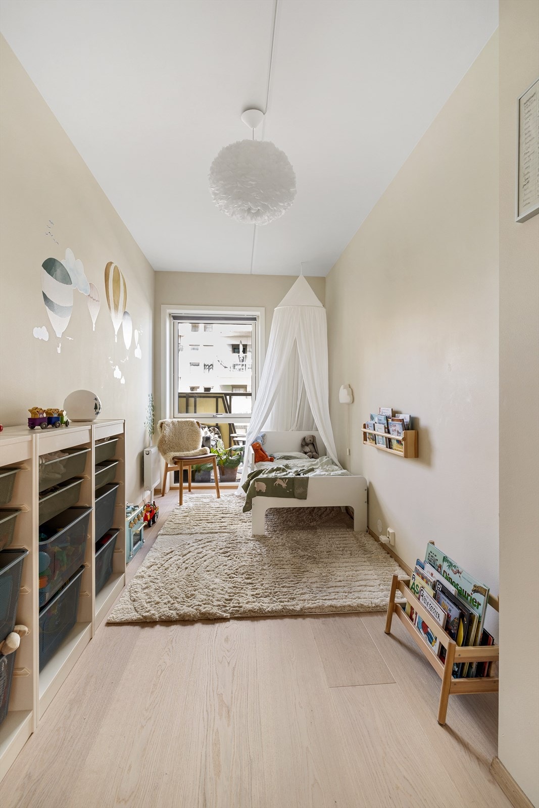 Det er plass til seng og tilhørende møbler Galleribilde