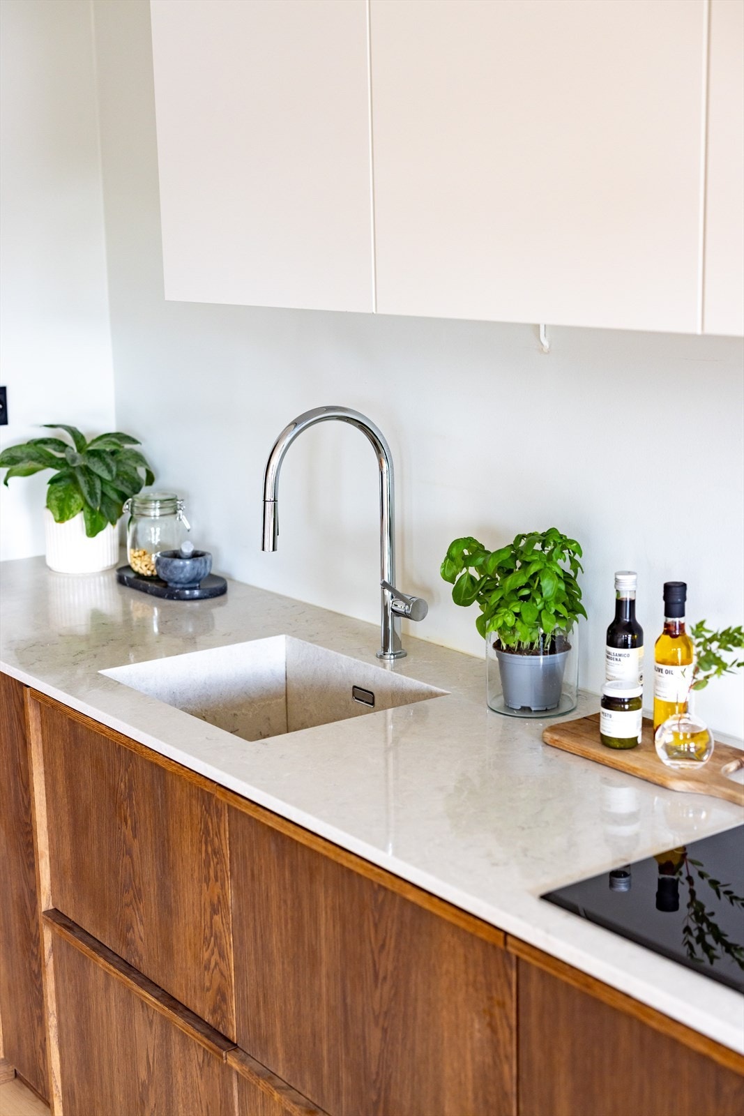 Nydelige fronter kombinert med en elegant benkeplate i stein gir kjøkkenet et luksuriøst og tidløst uttrykk Galleribilde