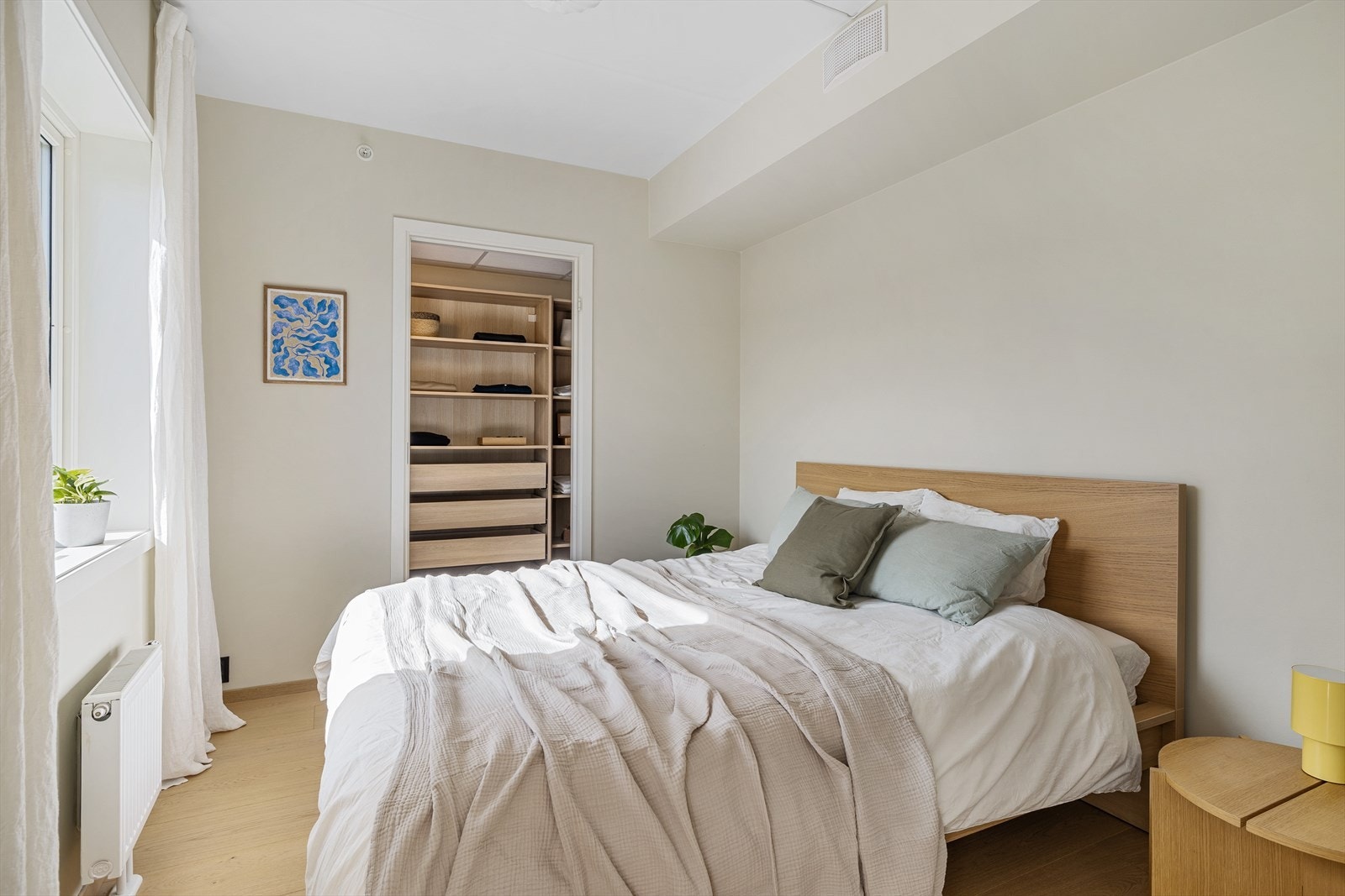 Lyst og fleksibelt soverom som enkelt kan tilpasses ulike behov Galleribilde