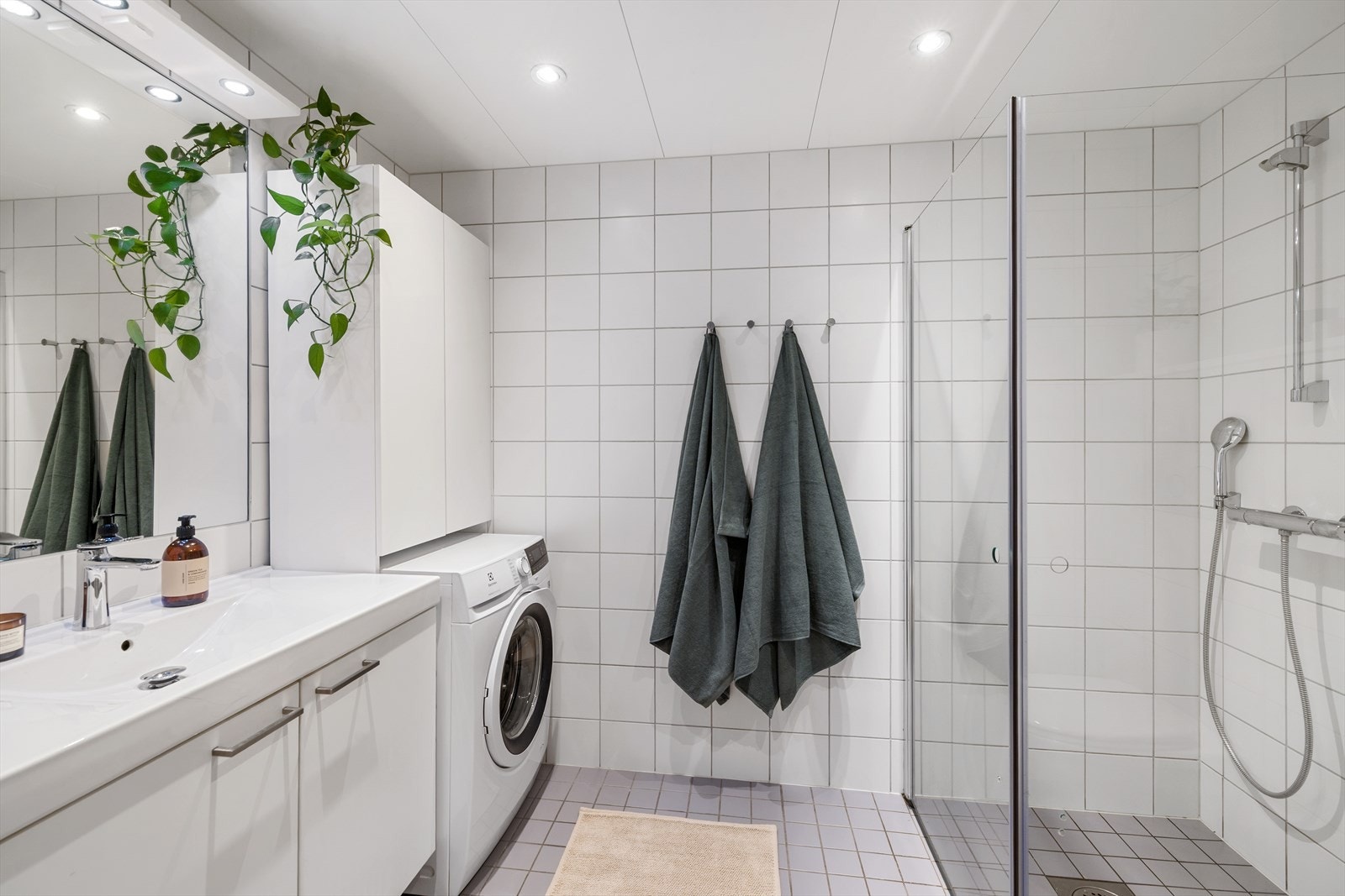 Romslig bad fra 2018 med opplegg for vaskemaskin Galleribilde