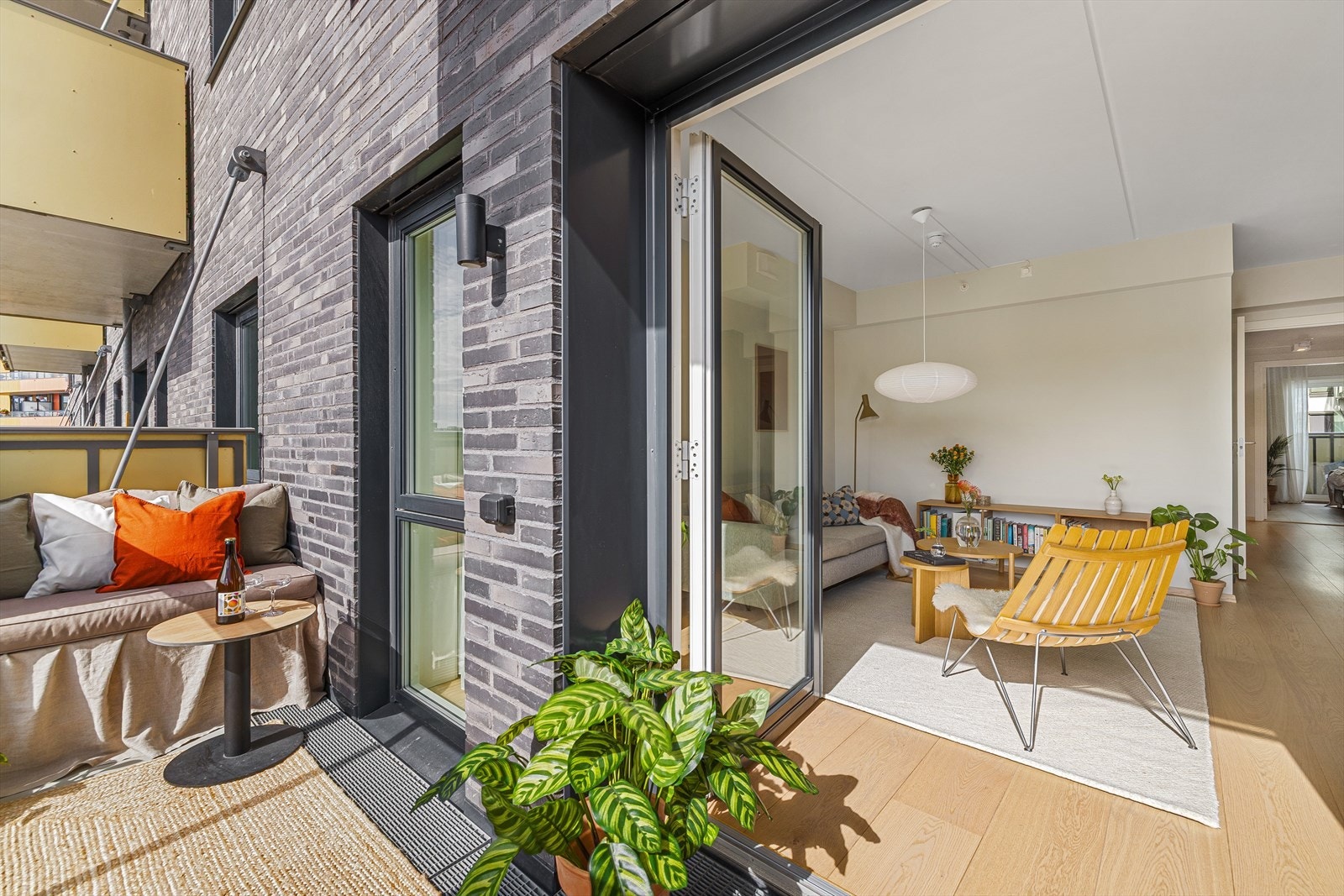 Leiligheten ligger i byggets 3. etasje (heisadkomst), og har balkonger på begge sider Galleribilde