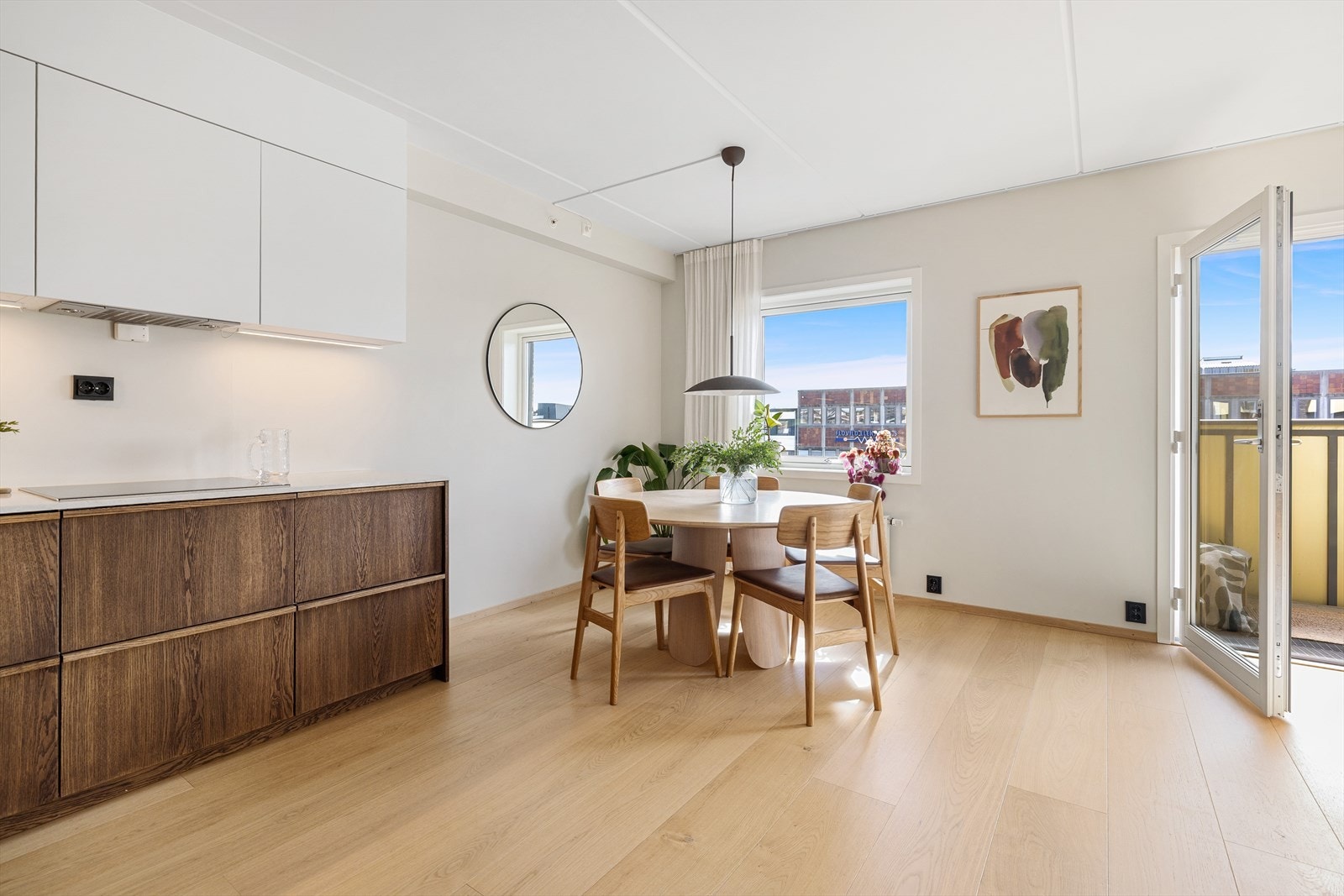 Det er god plass til å invitere venner og familie på en hyggelig middag! Galleribilde