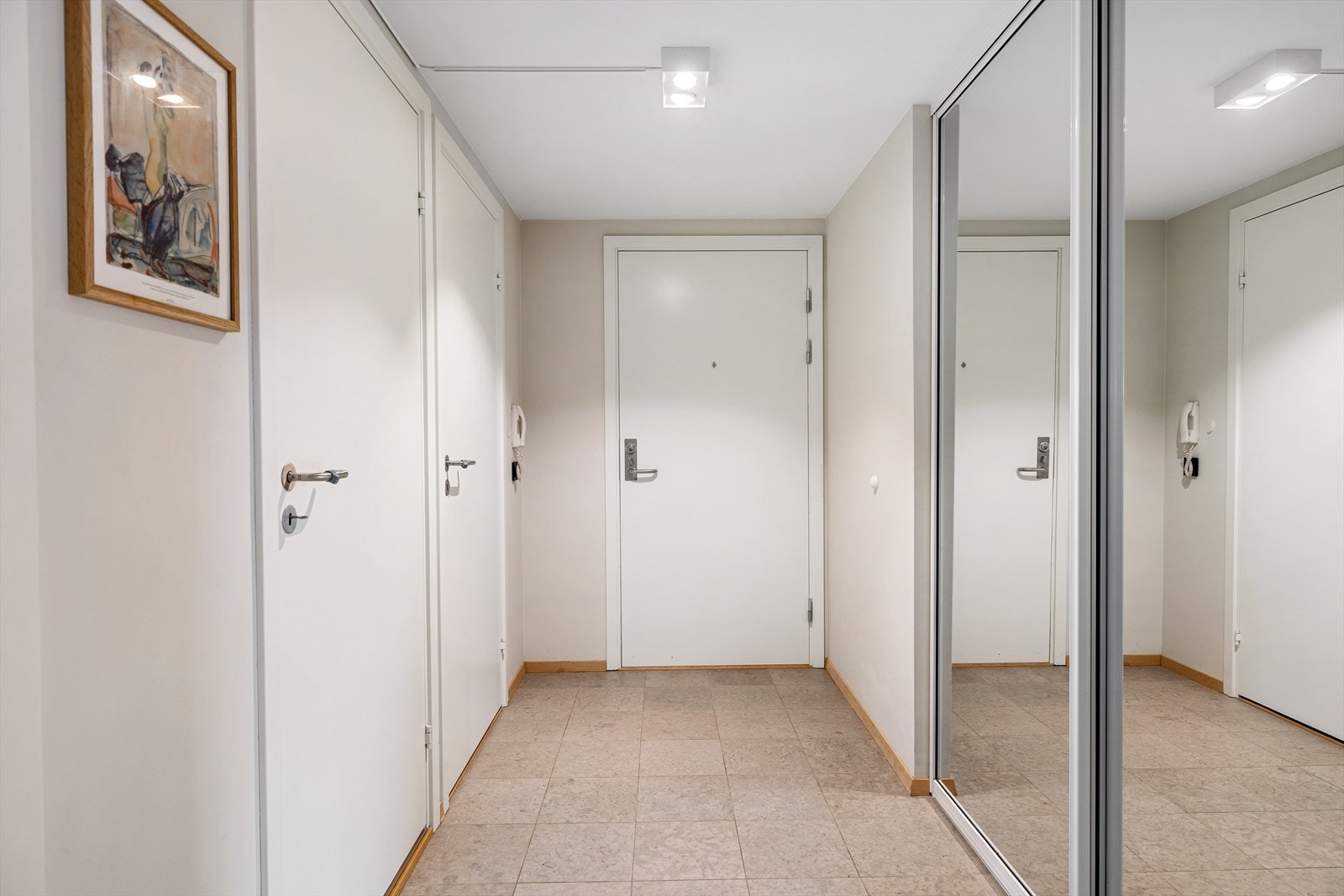 Det praktiske, flislagte gulvet gjør hverdagen enkel og ryddig Galleribilde