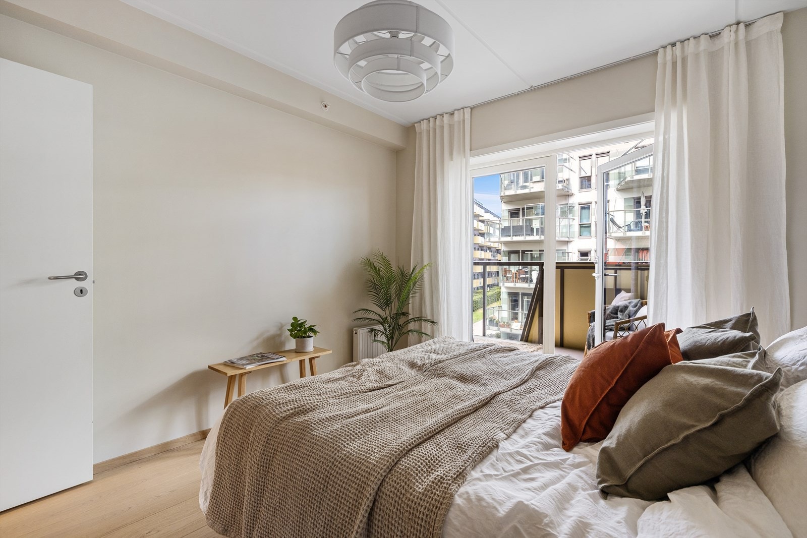 Herifra er det utgang til en herlig balkong som skaper en forlengelse av rommet Galleribilde