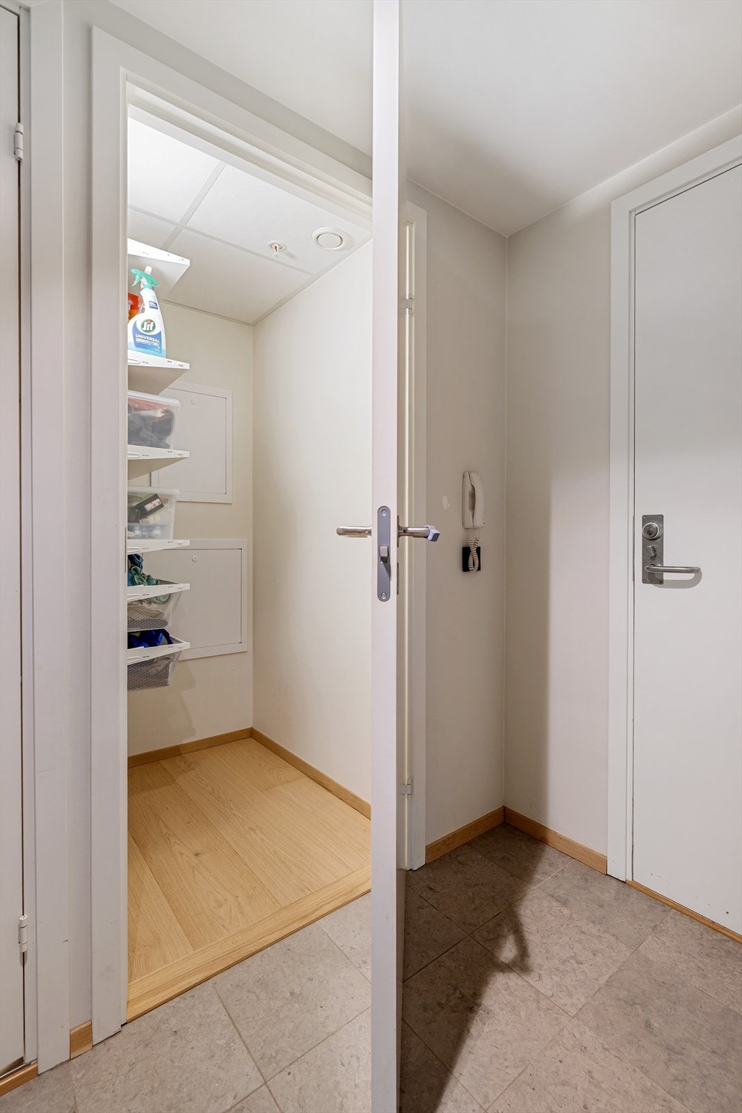 Her har du tilgang til et praktisk innvendig bod med god plass for yttertøy og sko - perfekt for å holde orden i hverdagen Galleribilde