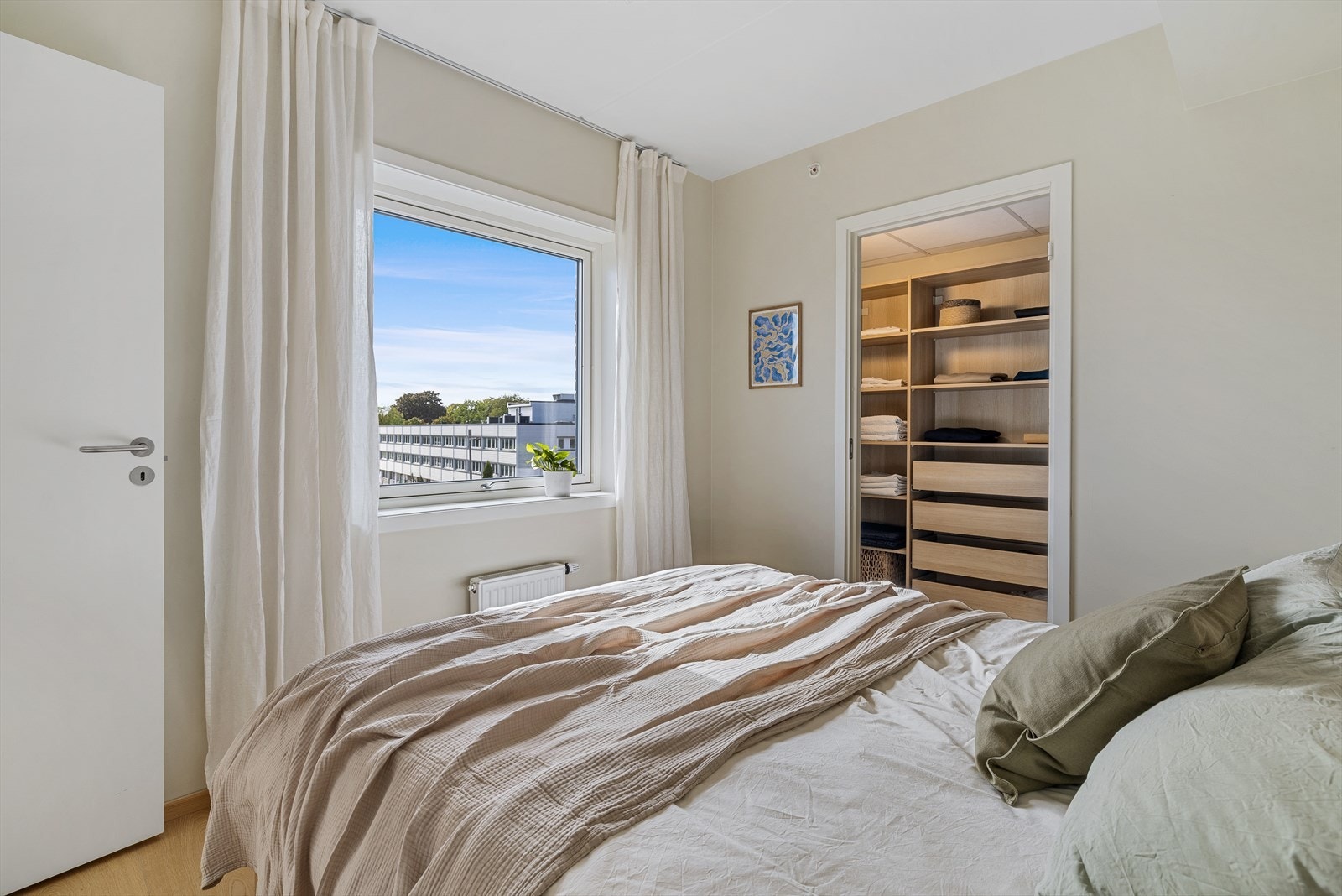 Her har du kort vei ned til Ensjø torg med t-bane, matbutikk, apotek og bakeri Galleribilde