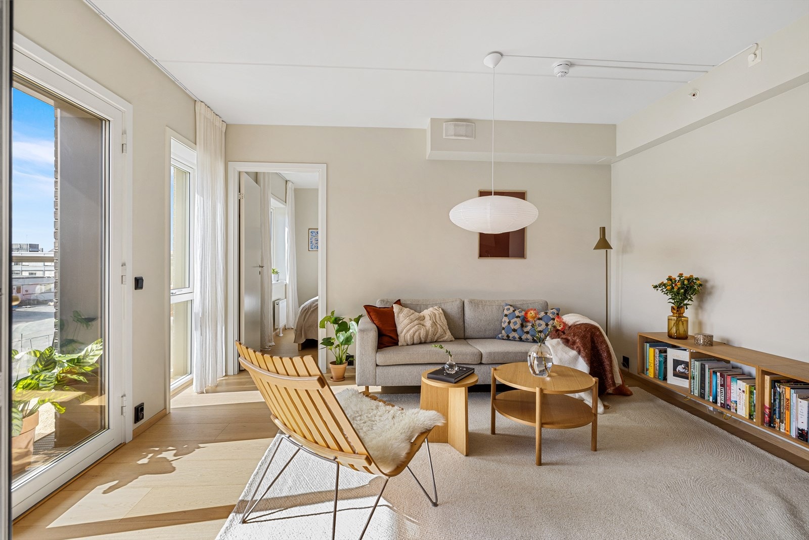 Den lyse og hyggelige stuen har en fin og god romfølelse med gode innredningsmuligheter Galleribilde