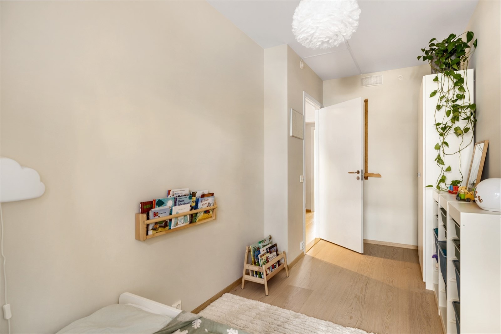 Selger har fått bekreftelse fra sitt forsikringsselskap at gulvet på barnerommet vil bli byttet og erstattet. Dette vil være på plass før overtakelsen Galleribilde