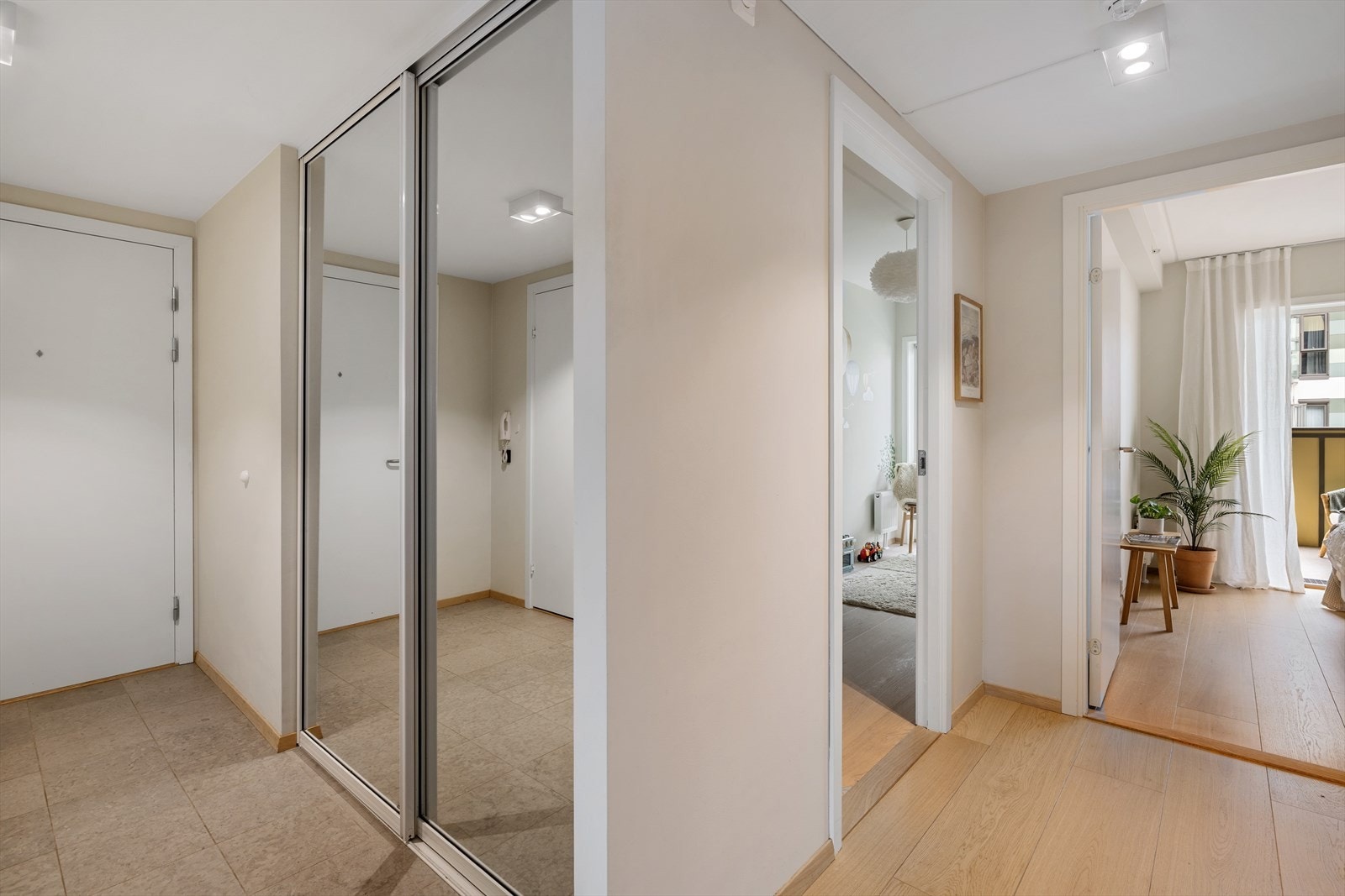 Innbydende entré med rikelig med plass til å henge fra seg yttertøy Galleribilde