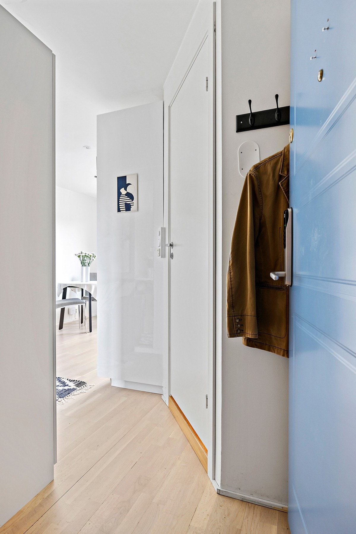 Entré med plass til å henge fra seg yttertøy og sko. Leiligheten er utstyrt med callinganlegg med åpner Galleribilde