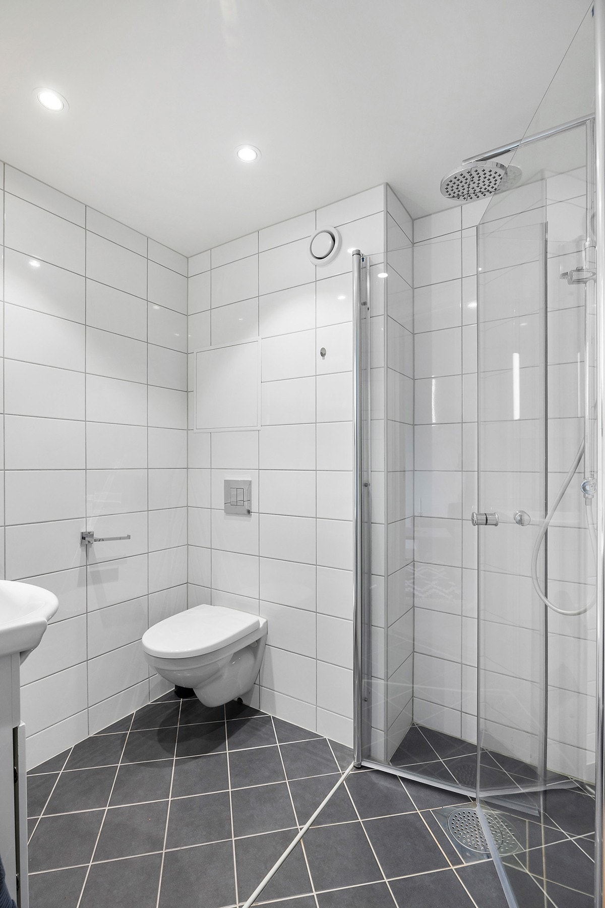 Bad/wc er ombygget/pusset opp i regi av borettslaget i 2018 med nye overflater, membranløsninger, sluk, røropplegg, innredning og sanitærutstyr. Galleribilde