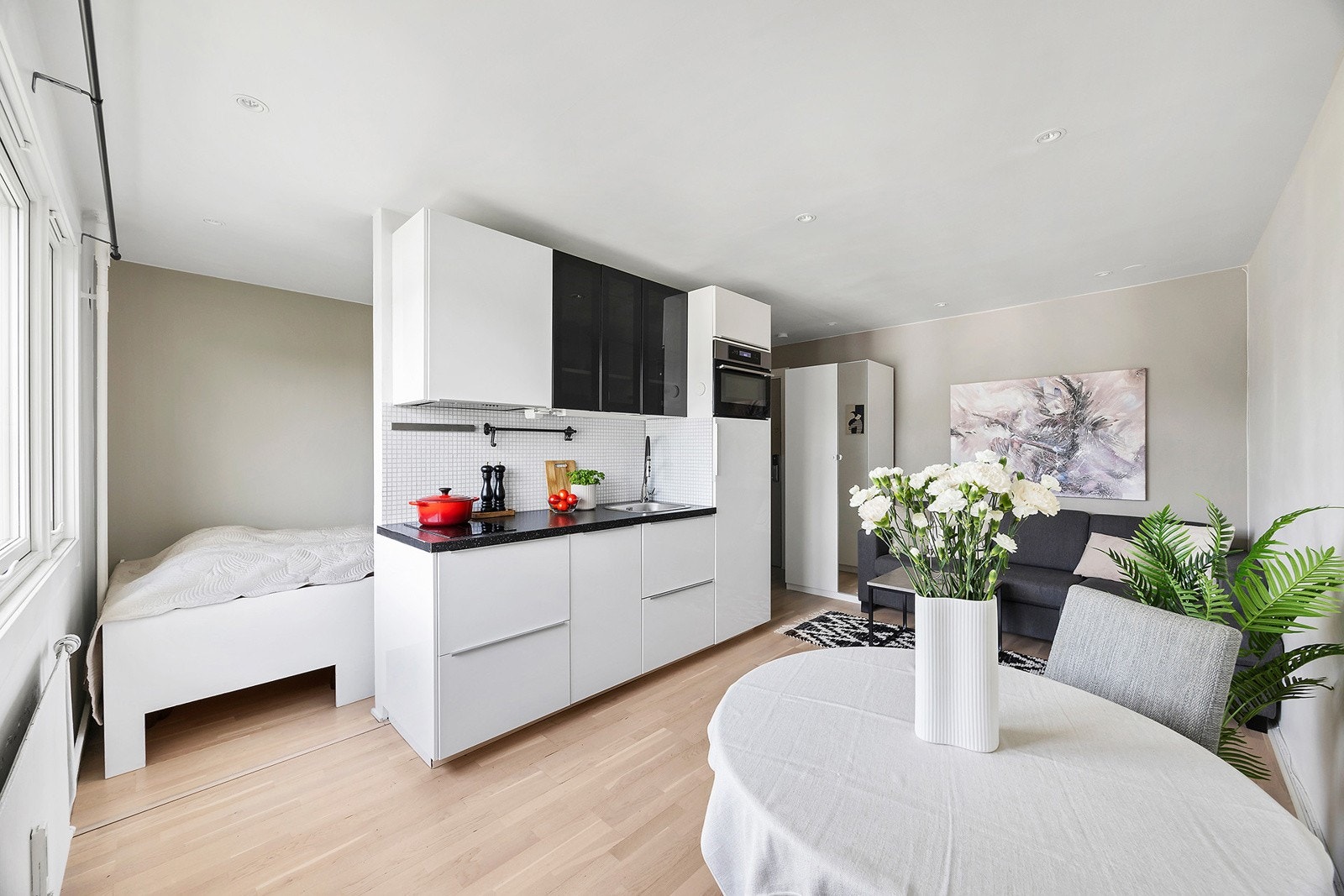 Her er det plass til sittegruppe, spisebord og tv-benk. Galleribilde