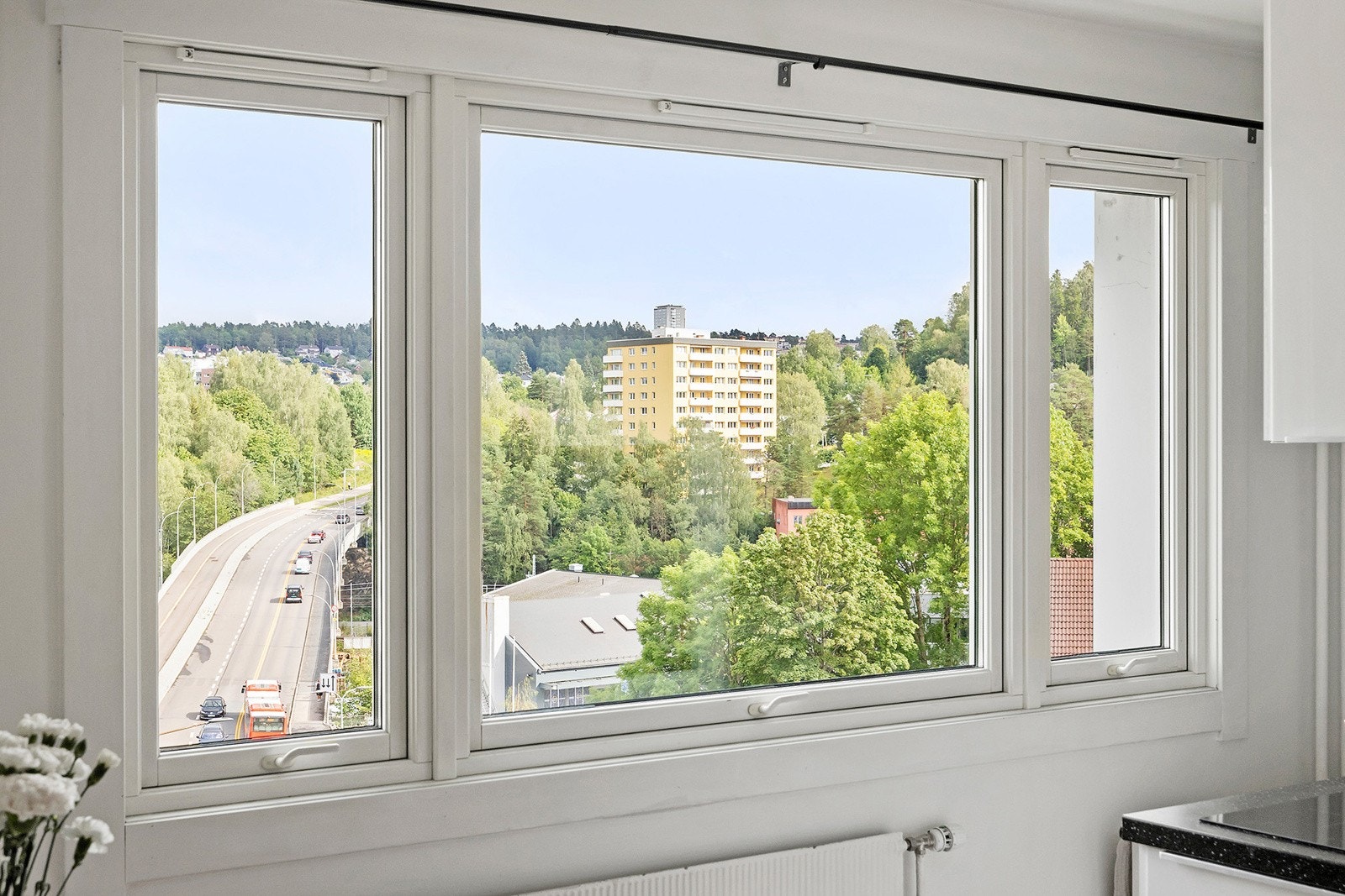 Store vindusflater på stuen/kjøkken slipper inn rikelig med naturlig lys Galleribilde